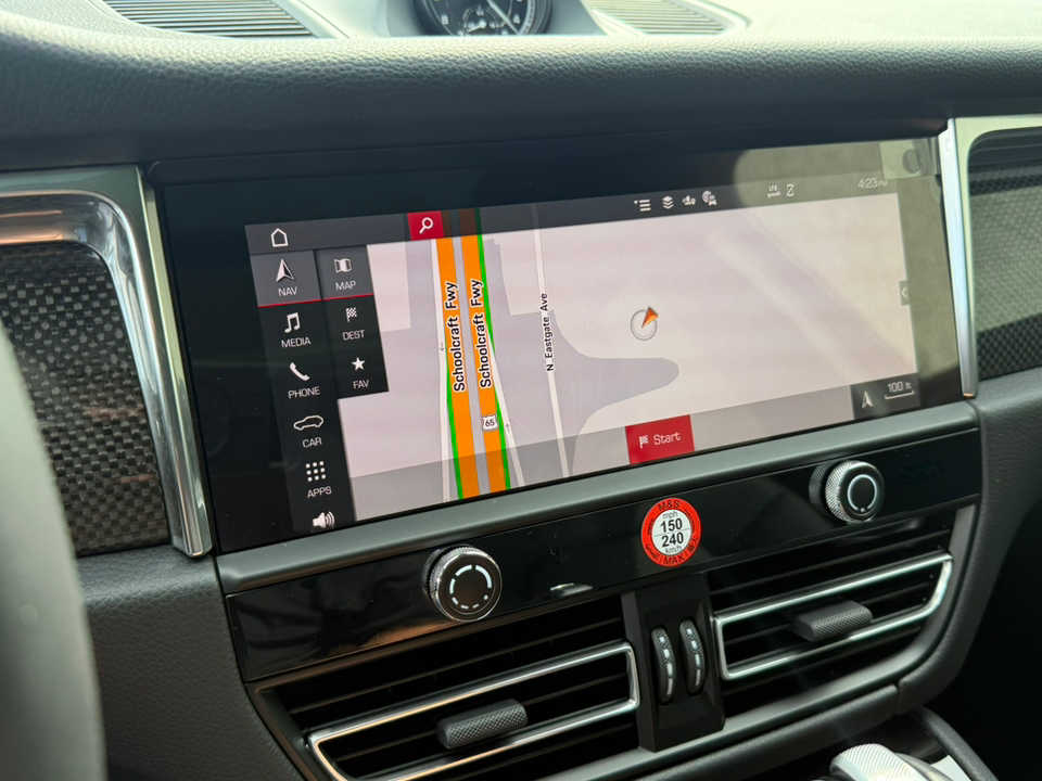 2025 Porsche Macan T - Photo 29
