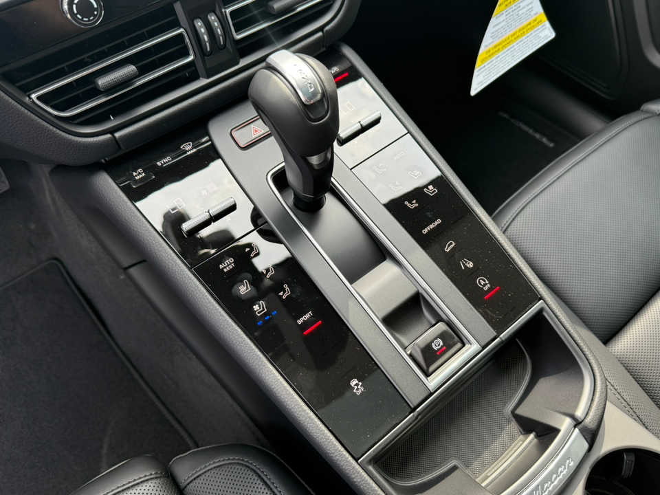 2025 Porsche Macan T - Photo 31