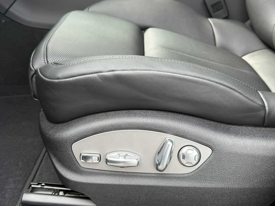 2025 Porsche Macan T - Photo 26