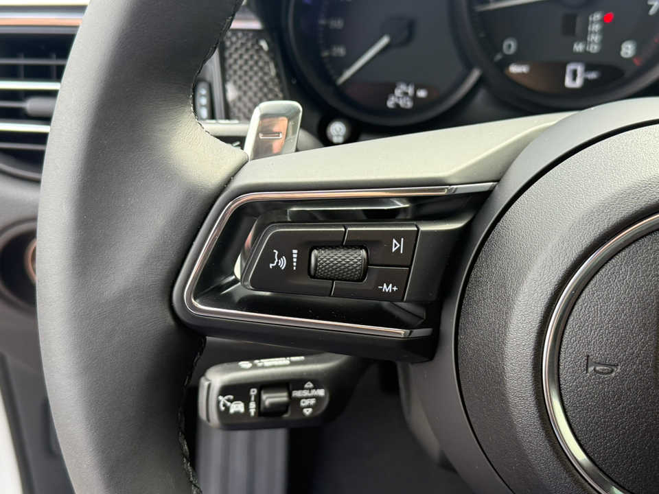 2025 Porsche Macan T - Photo 34
