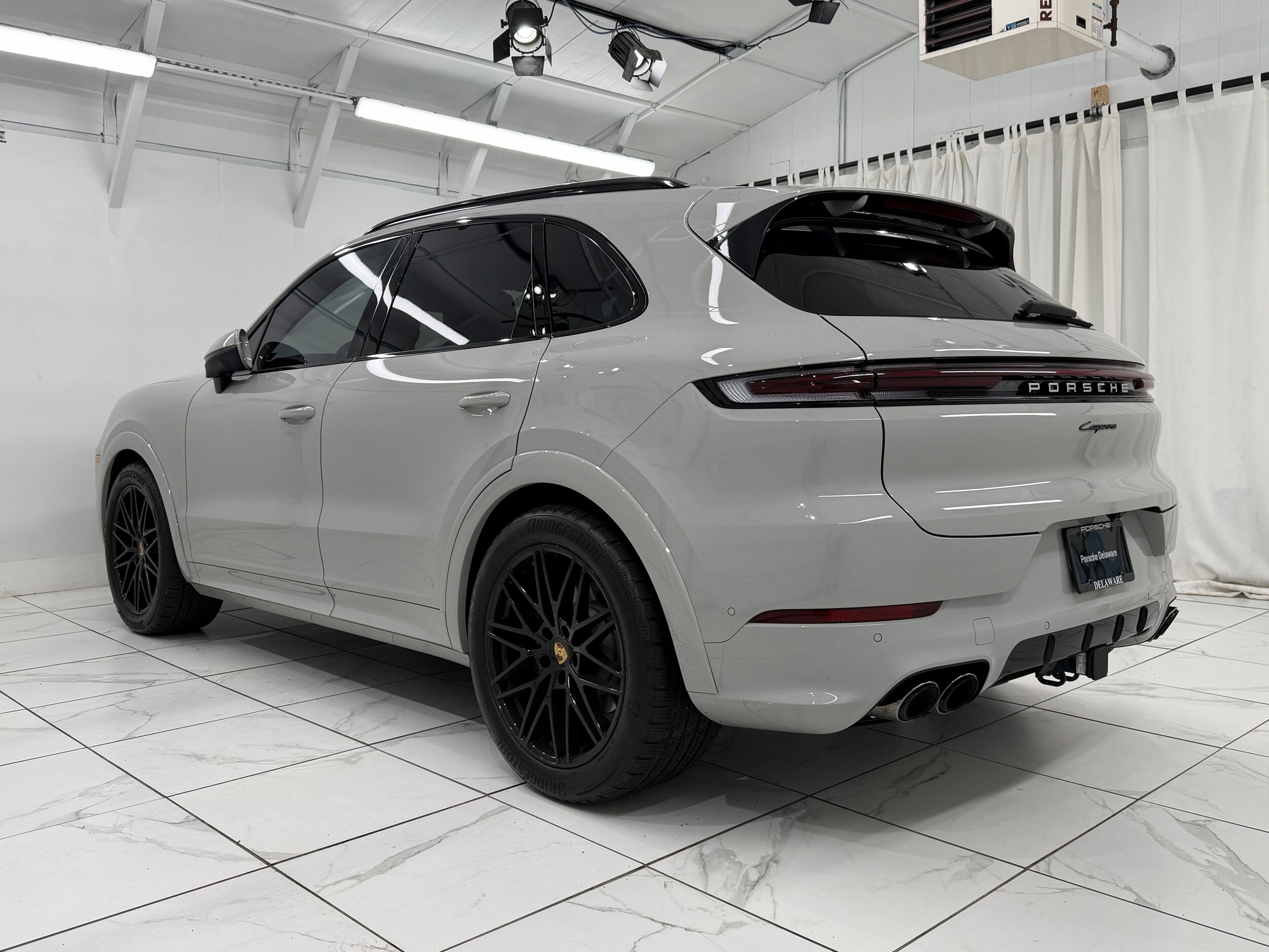 2024 Porsche Cayenne Base photo 2