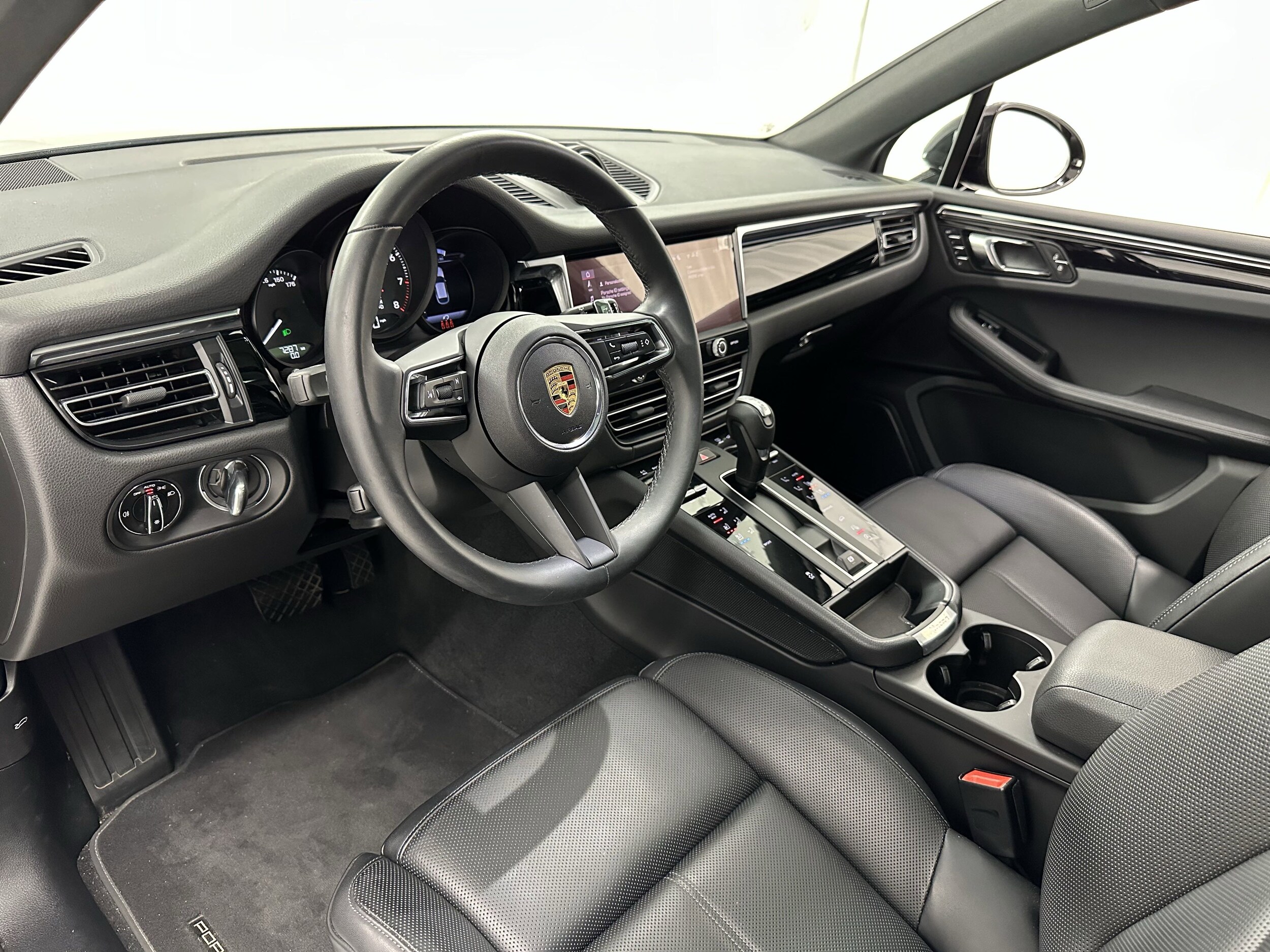 2025 Porsche Macan Base photo 4