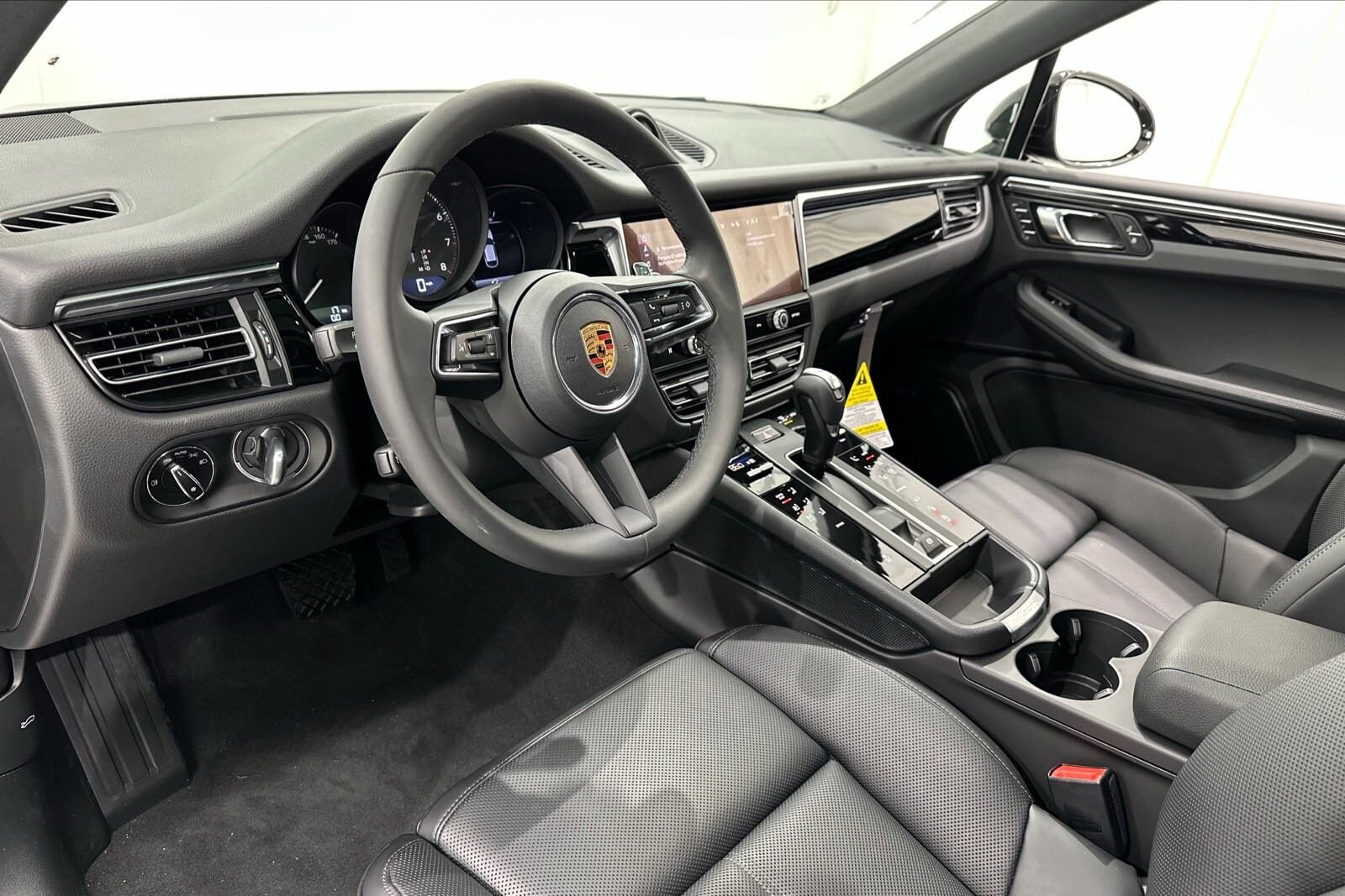 2025 Porsche Macan Base photo 4
