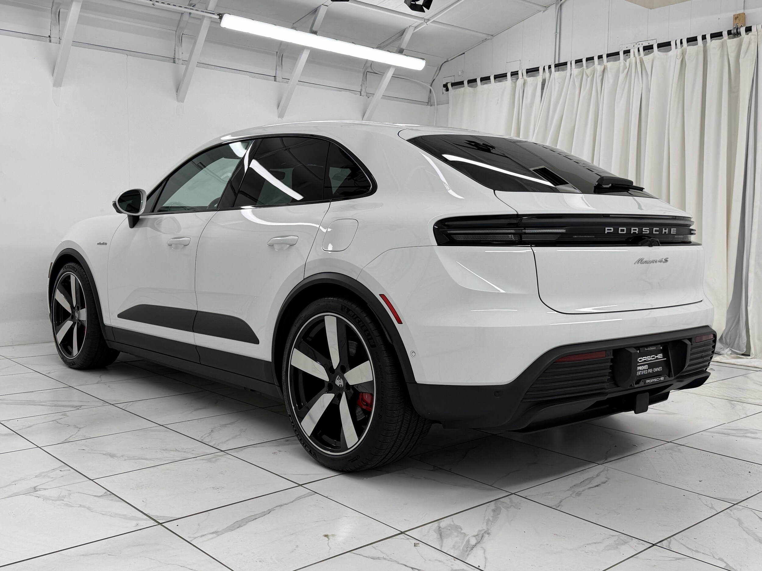 2025 Porsche Macan Electric photo 3