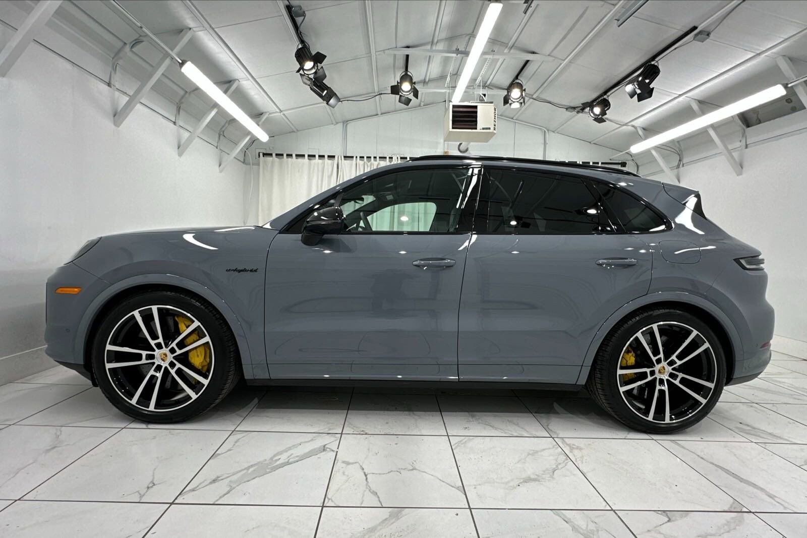 2024 Porsche Cayenne Turbo E-Hybrid photo 2