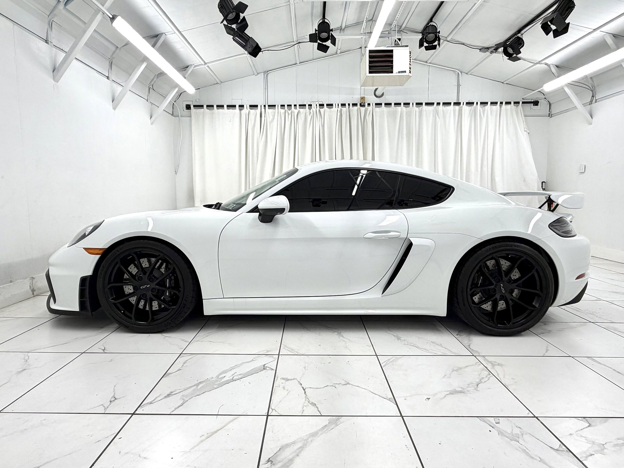 2020 Porsche Cayman GT4 photo 2