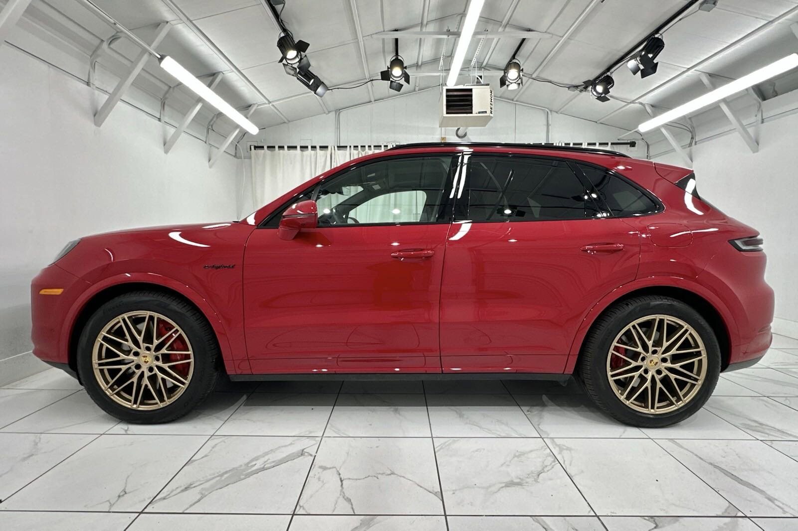 2024 Porsche Cayenne Turbo E-Hybrid photo 2