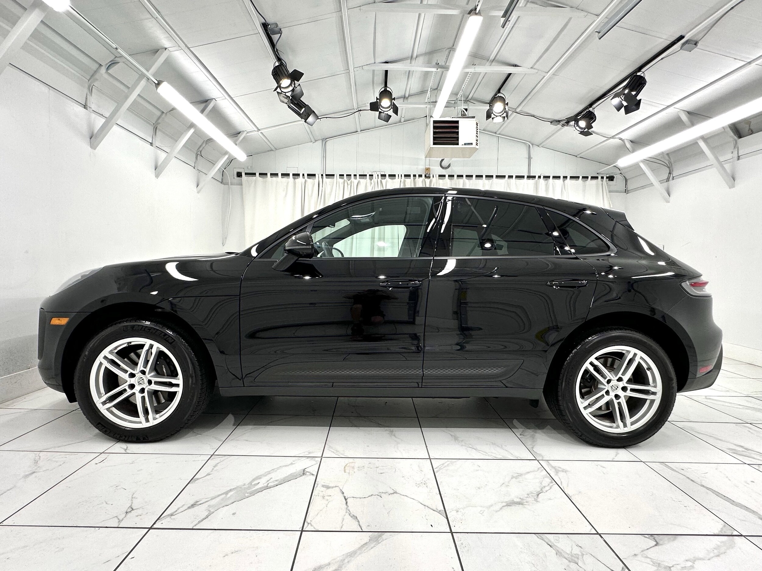 2025 Porsche Macan Base photo 2