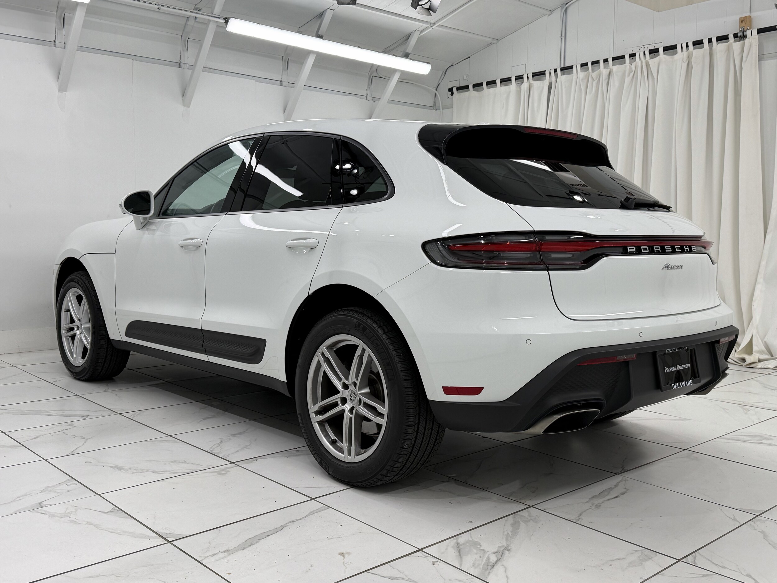 2025 Porsche Macan Base photo 3