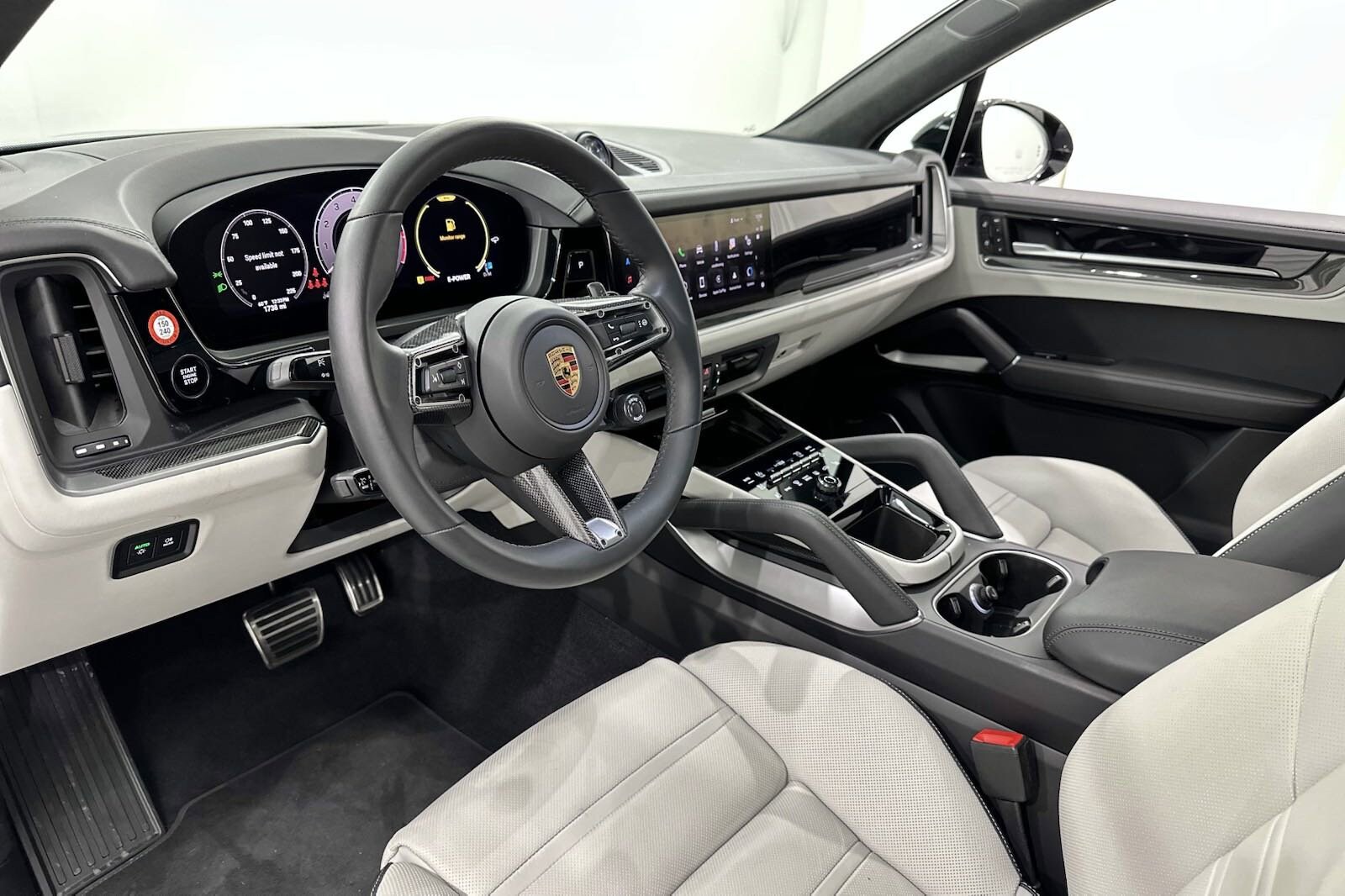 2024 Porsche Cayenne Turbo E-Hybrid photo 4