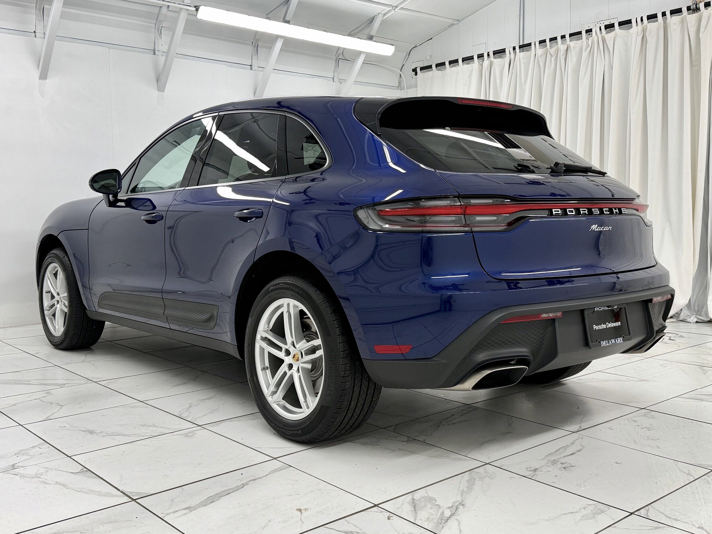 2025 Porsche Macan Base photo 3