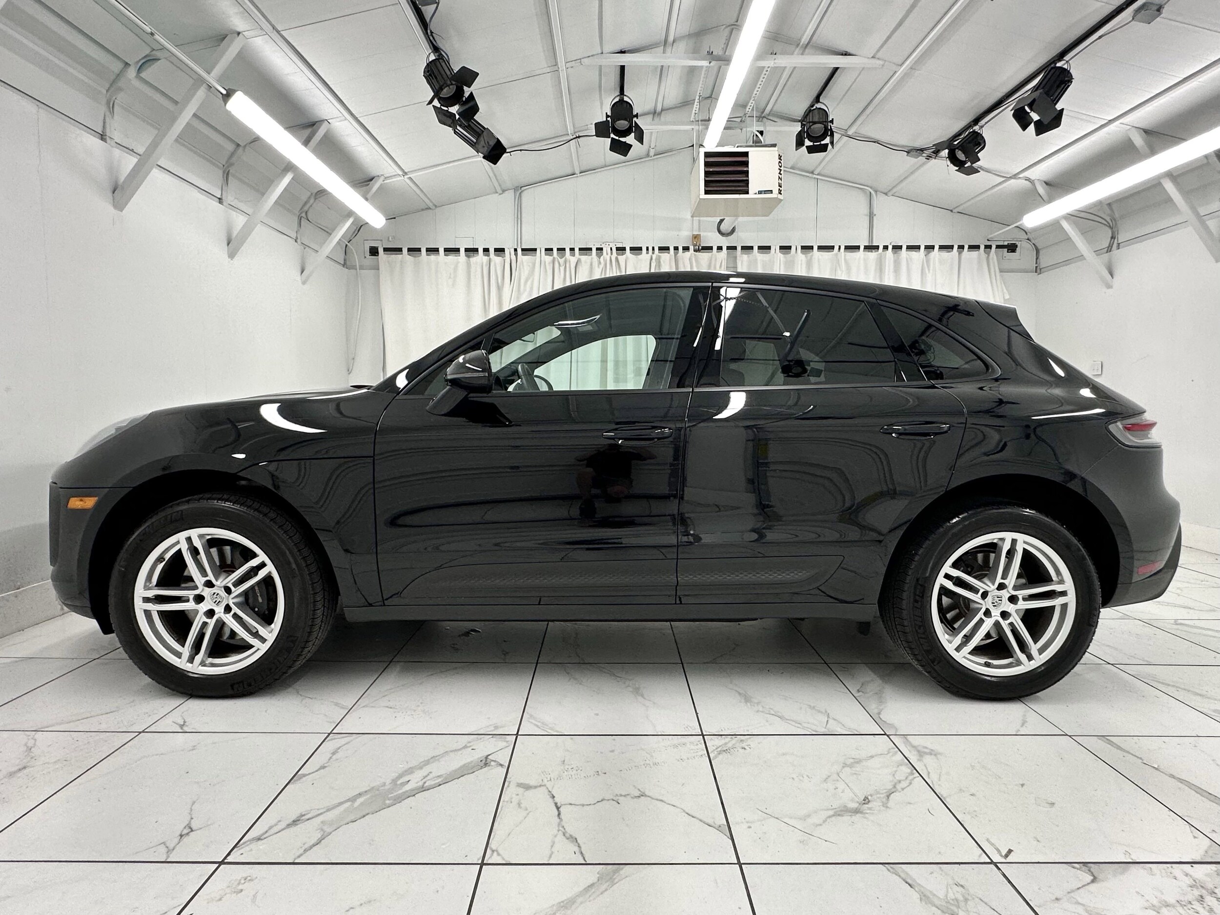 2025 Porsche Macan Base photo 2