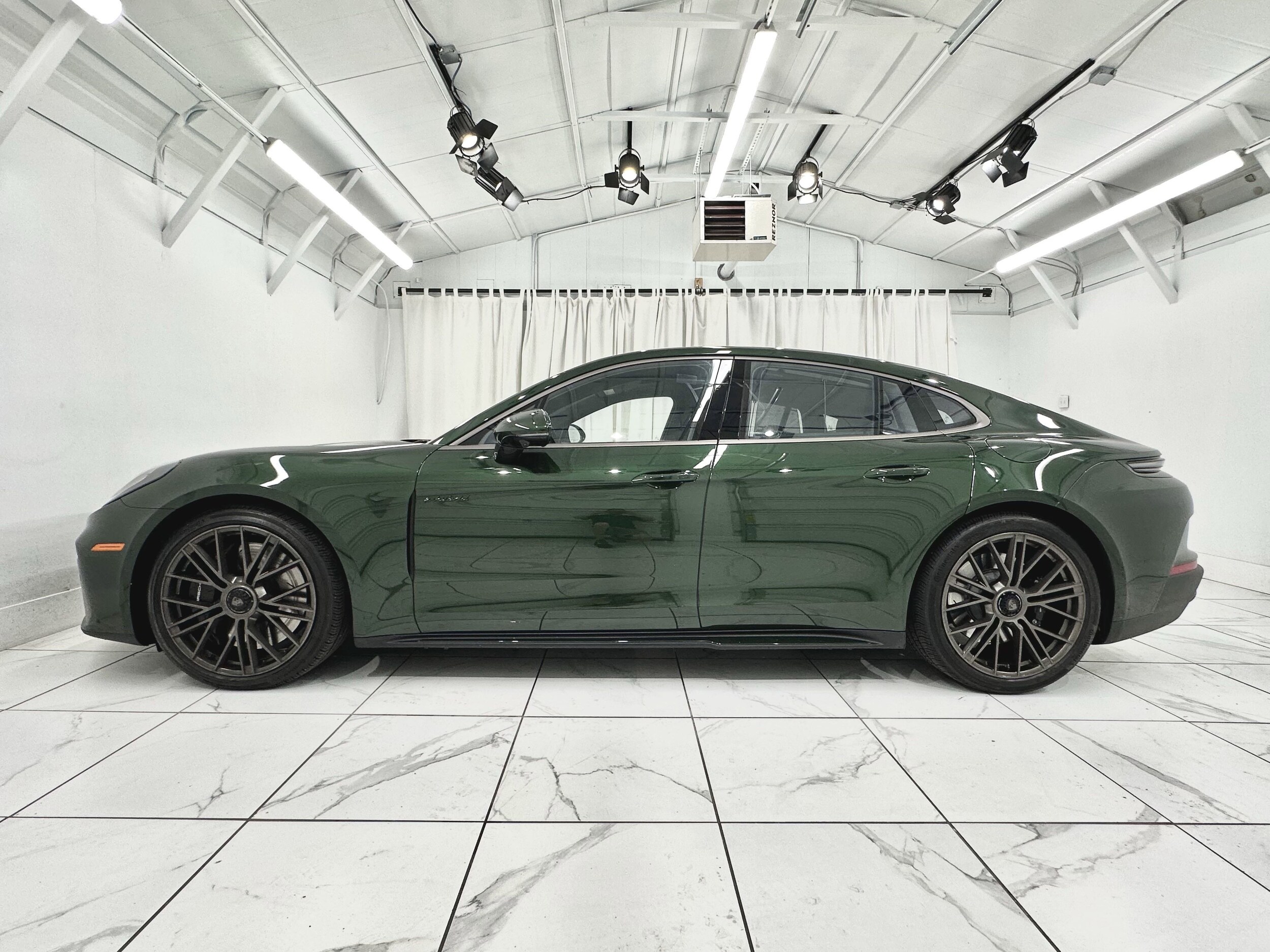 2025 Porsche Panamera Turbo E-Hybrid photo 2
