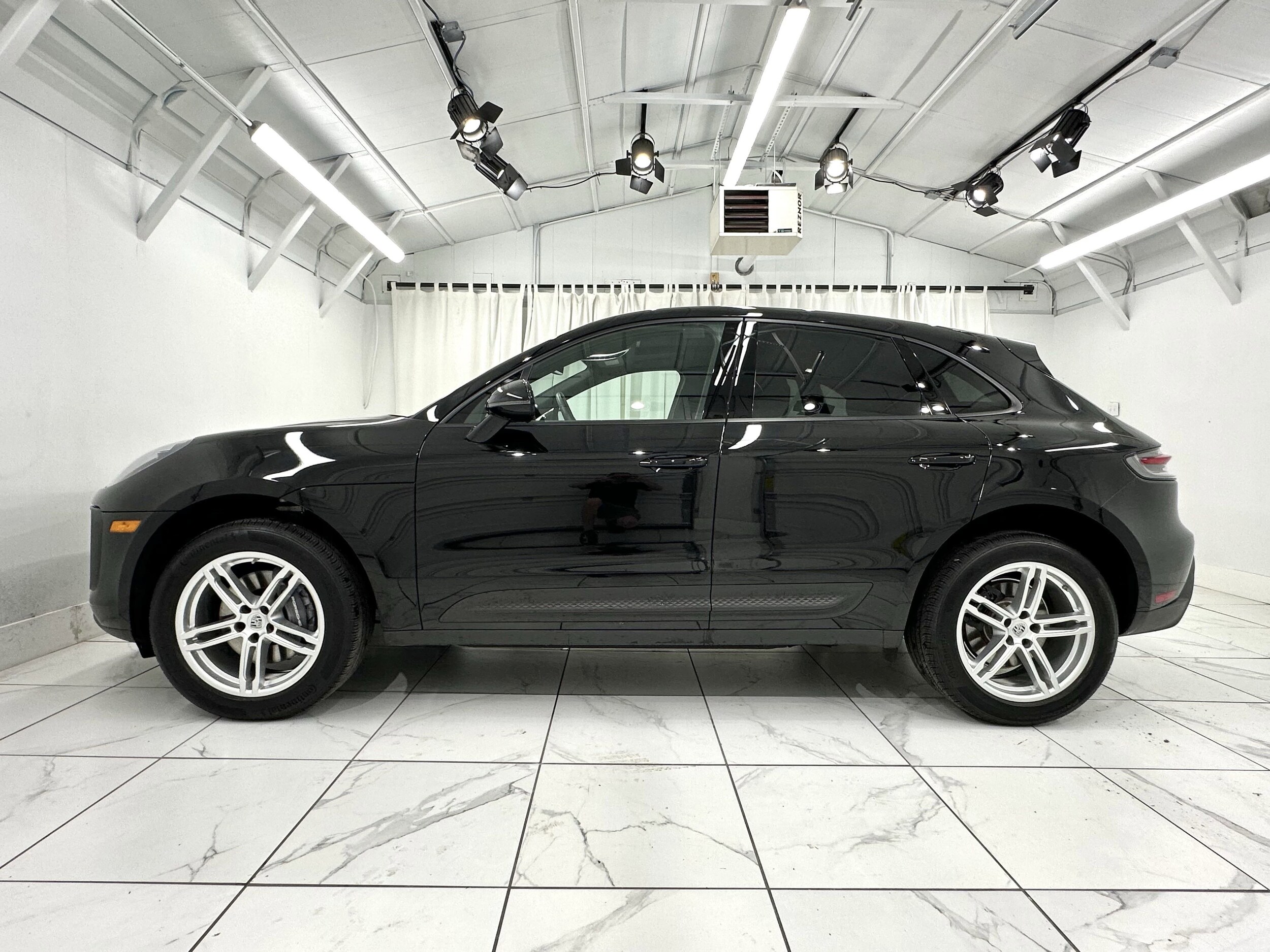 2024 Porsche Macan Base photo 2