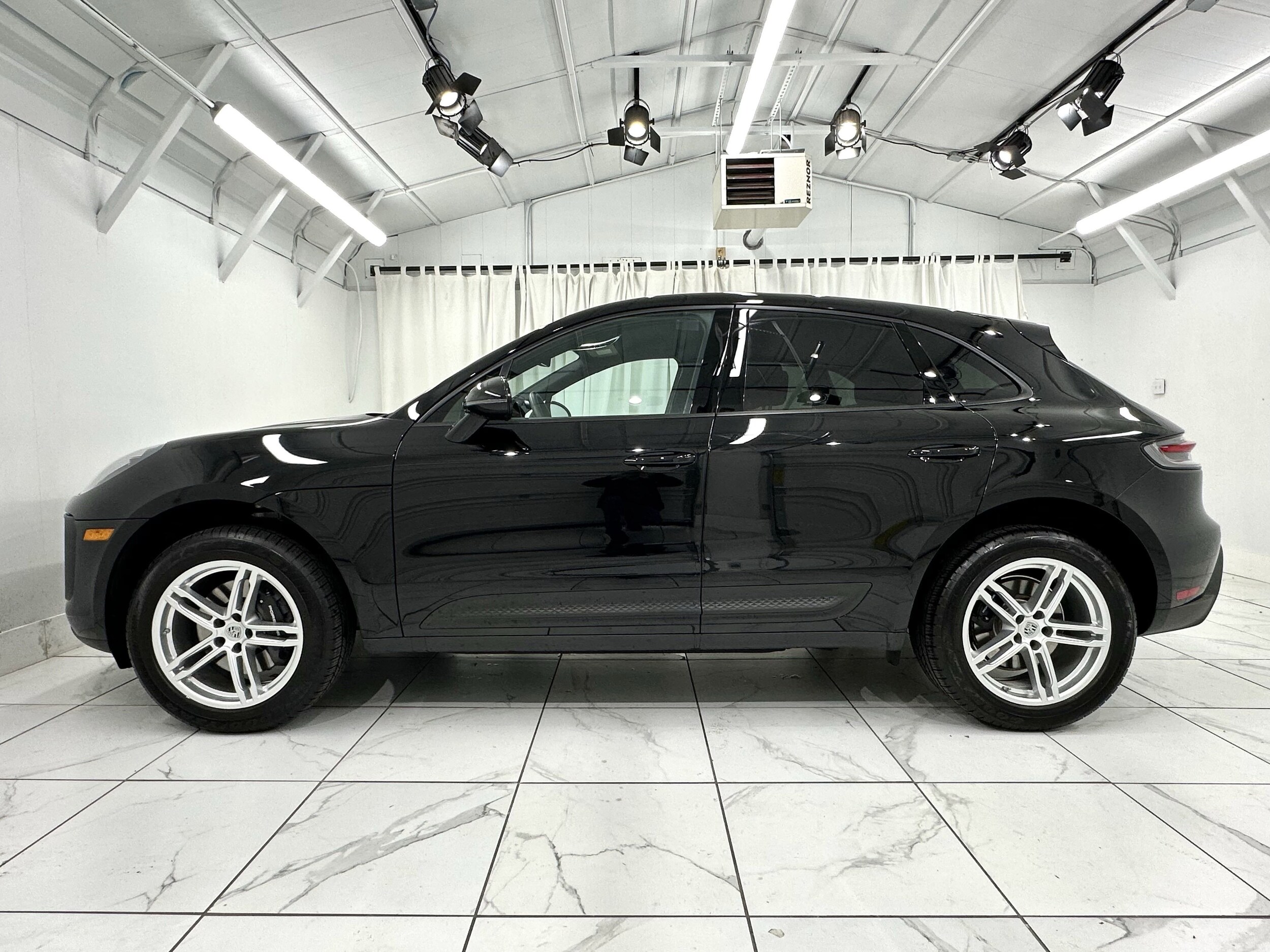 2024 Porsche Macan Base photo 2
