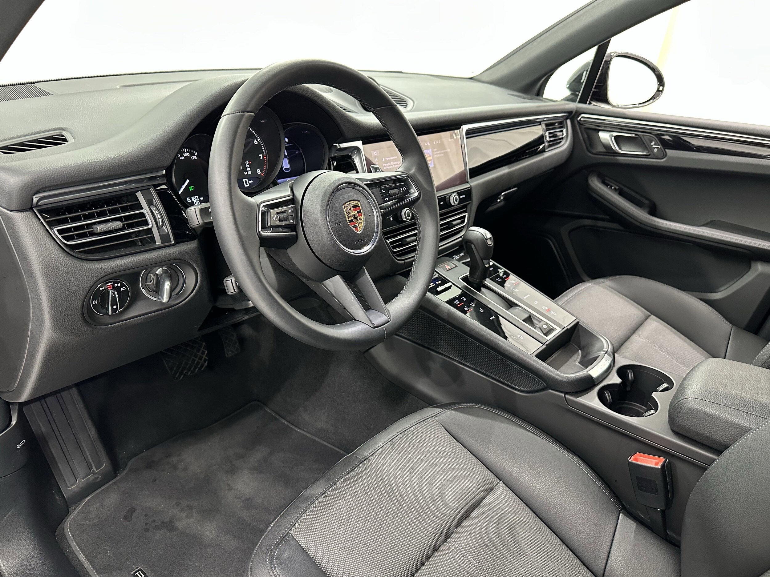2024 Porsche Macan Base photo 4