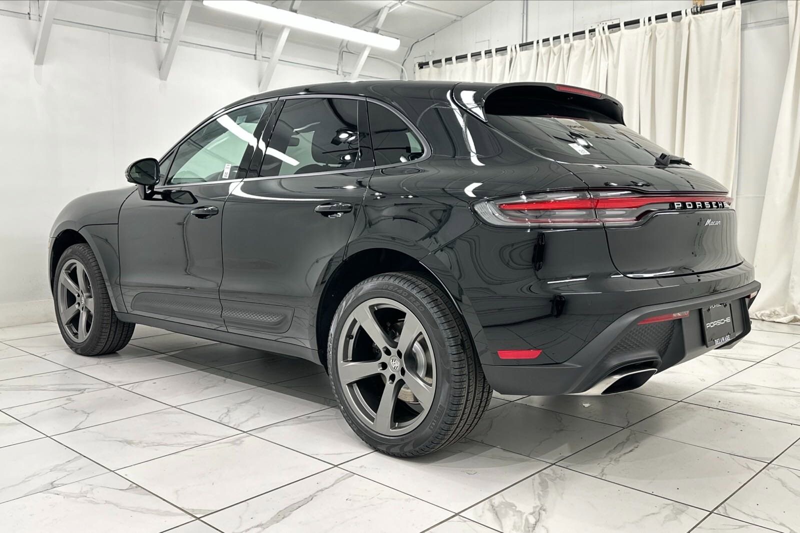 2025 Porsche Macan Base photo 3