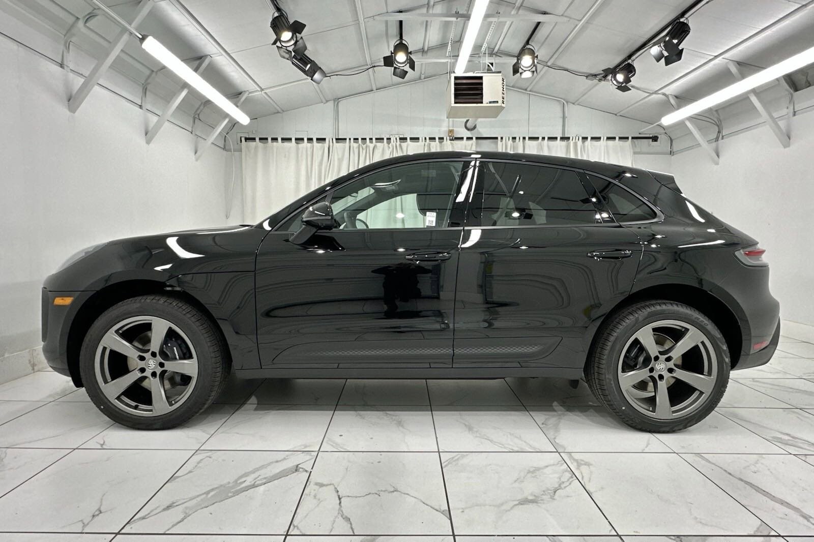 2025 Porsche Macan Base photo 2