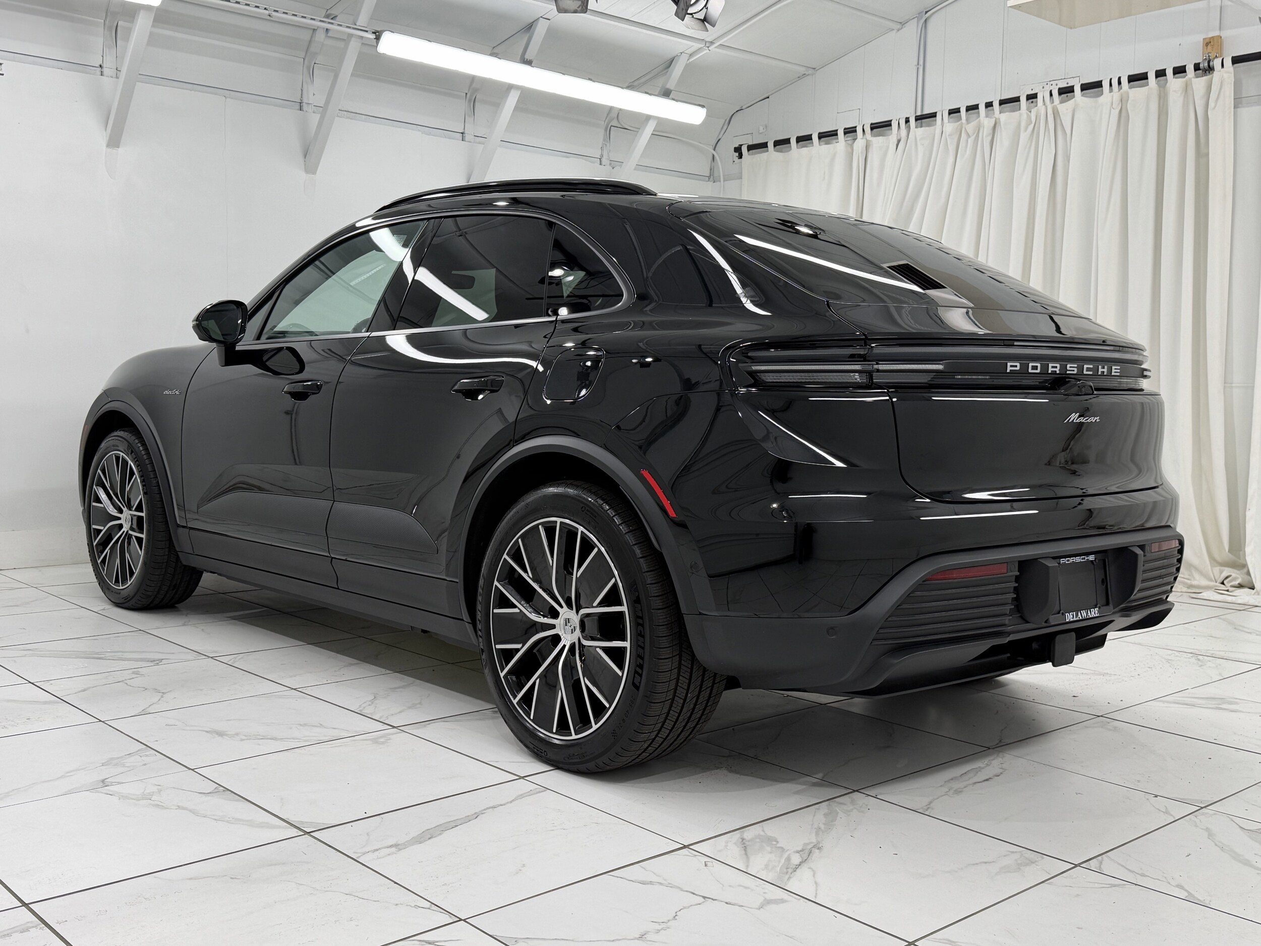 2025 Porsche Macan Electric photo 3