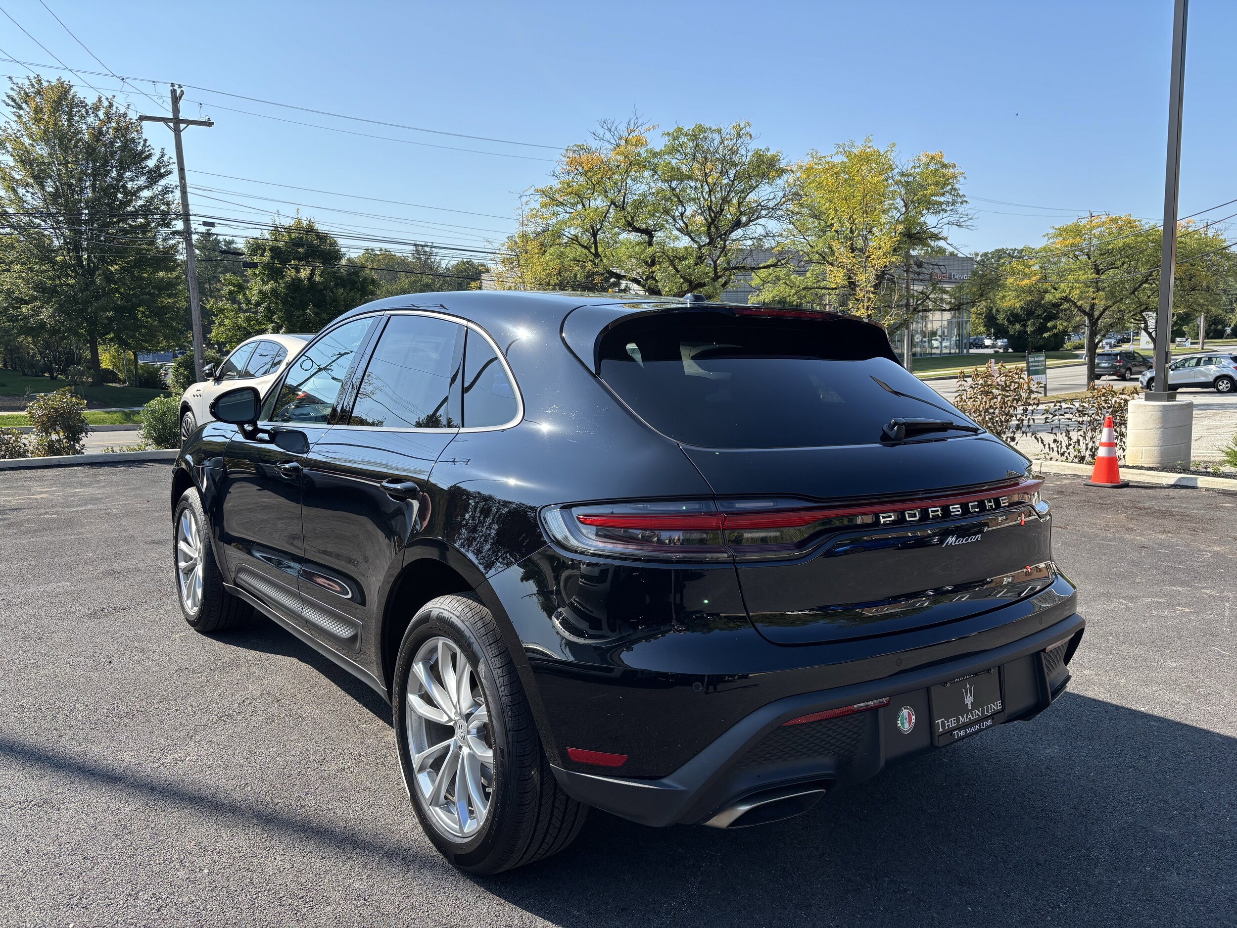 2023 Porsche Macan Base photo 2