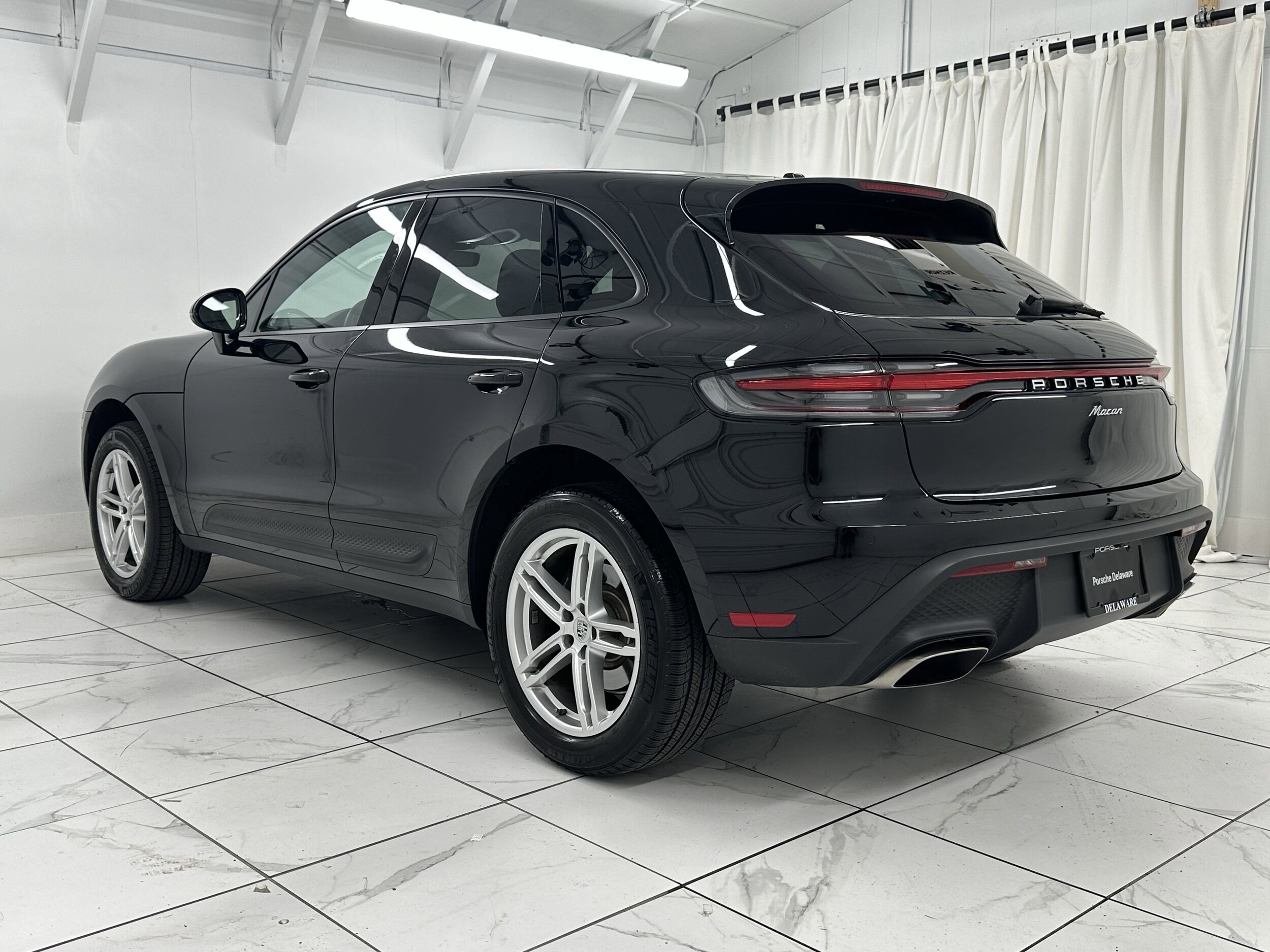 2025 Porsche Macan Base photo 3