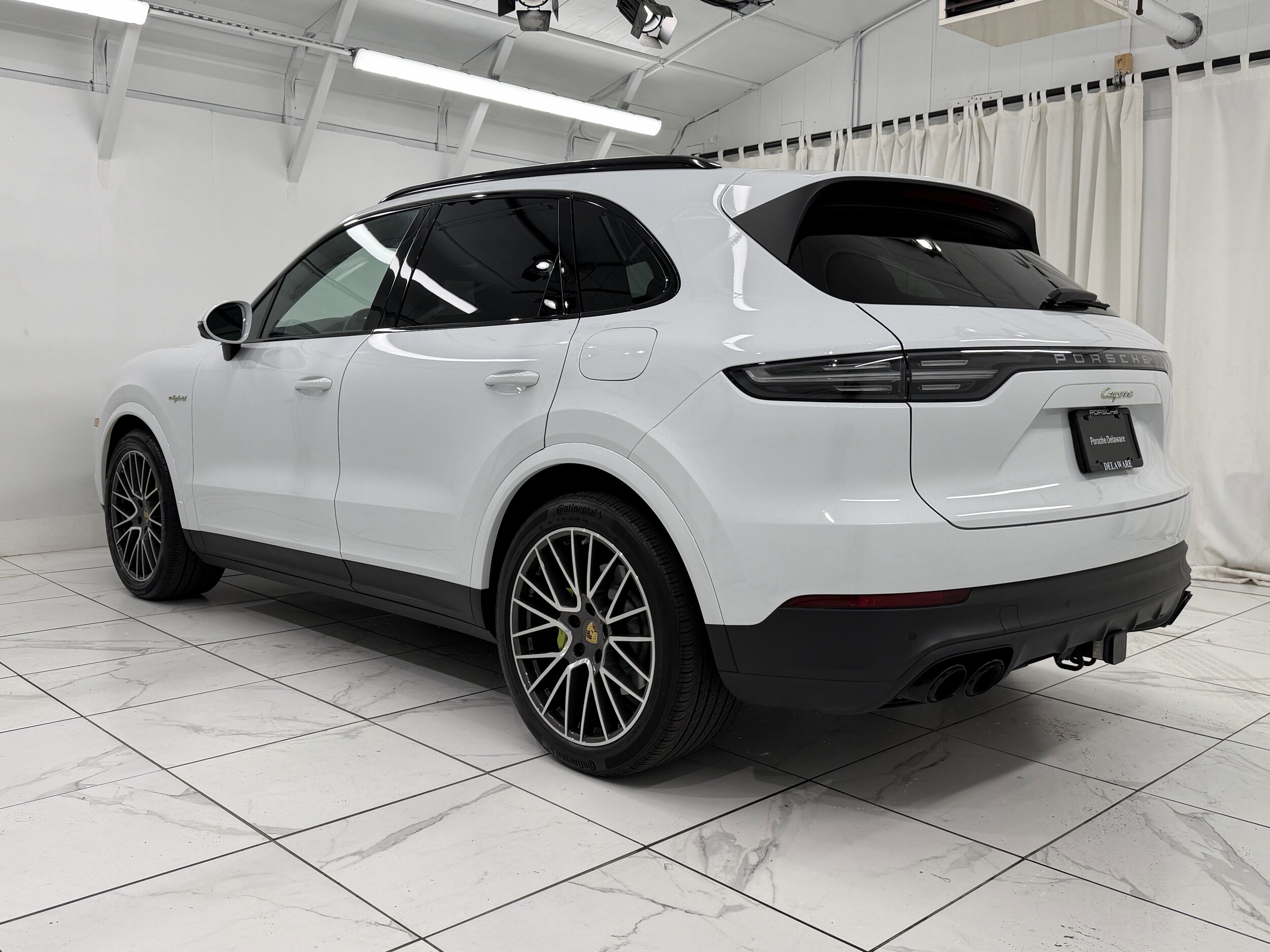 2022 Porsche Cayenne E-Hybrid photo 3