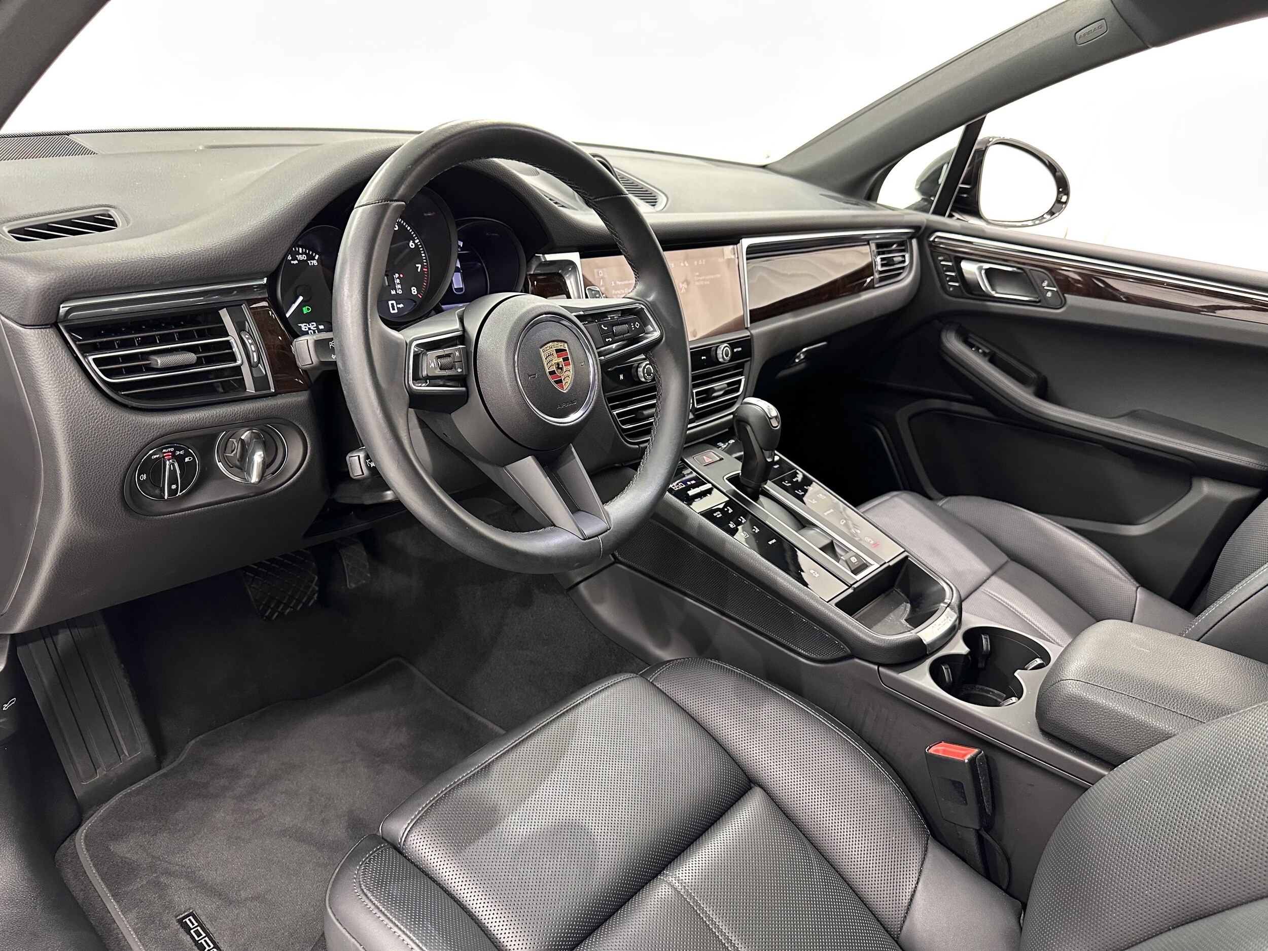 2025 Porsche Macan Base photo 4