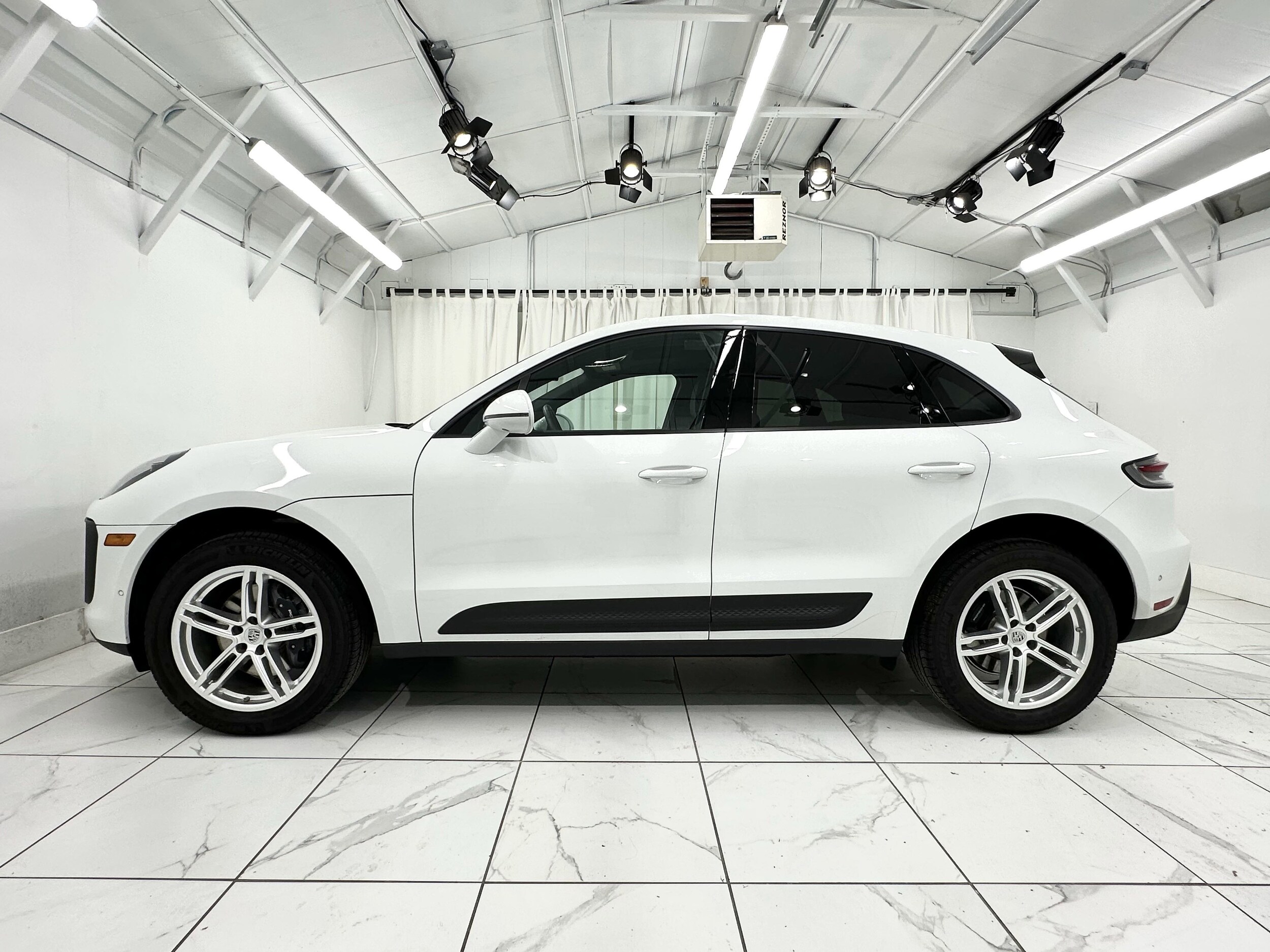 2024 Porsche Macan Base photo 2