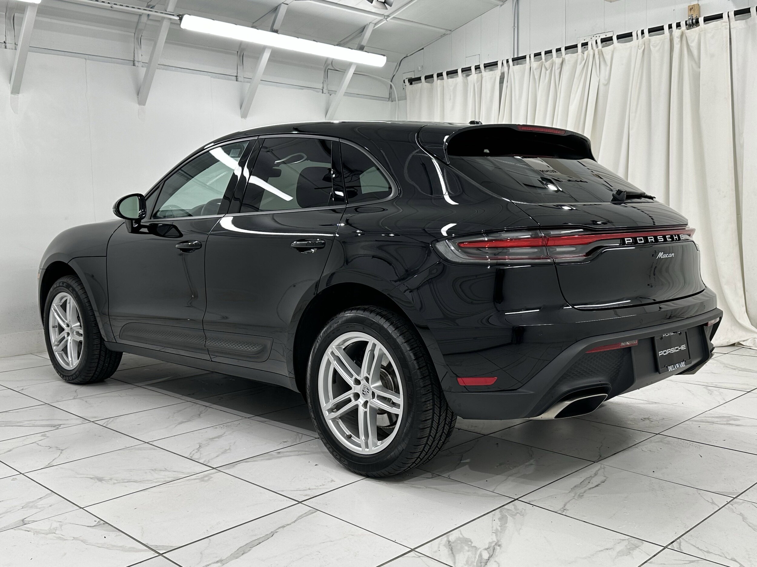 2024 Porsche Macan Base photo 3