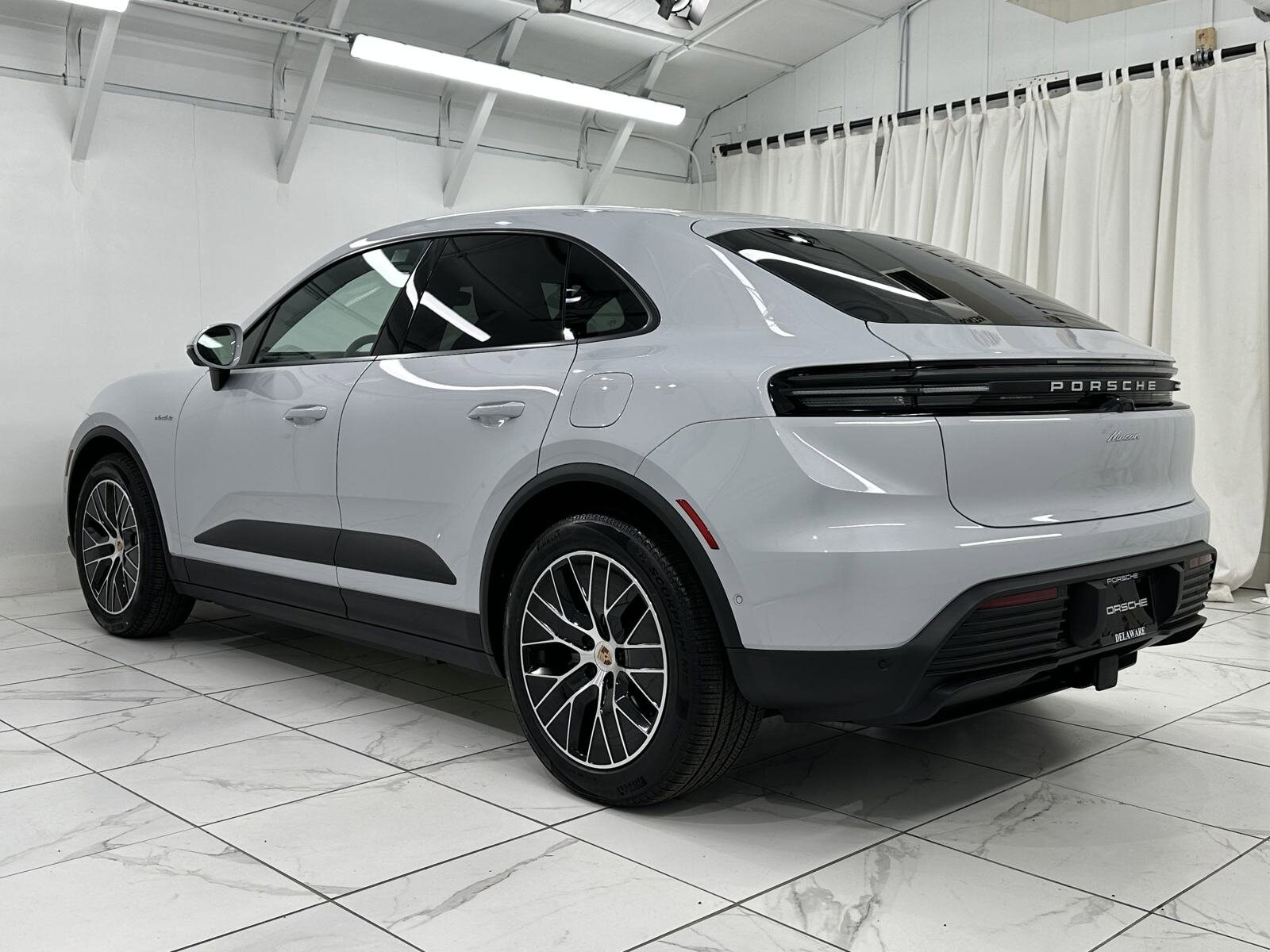 2025 Porsche Macan Electric photo 3
