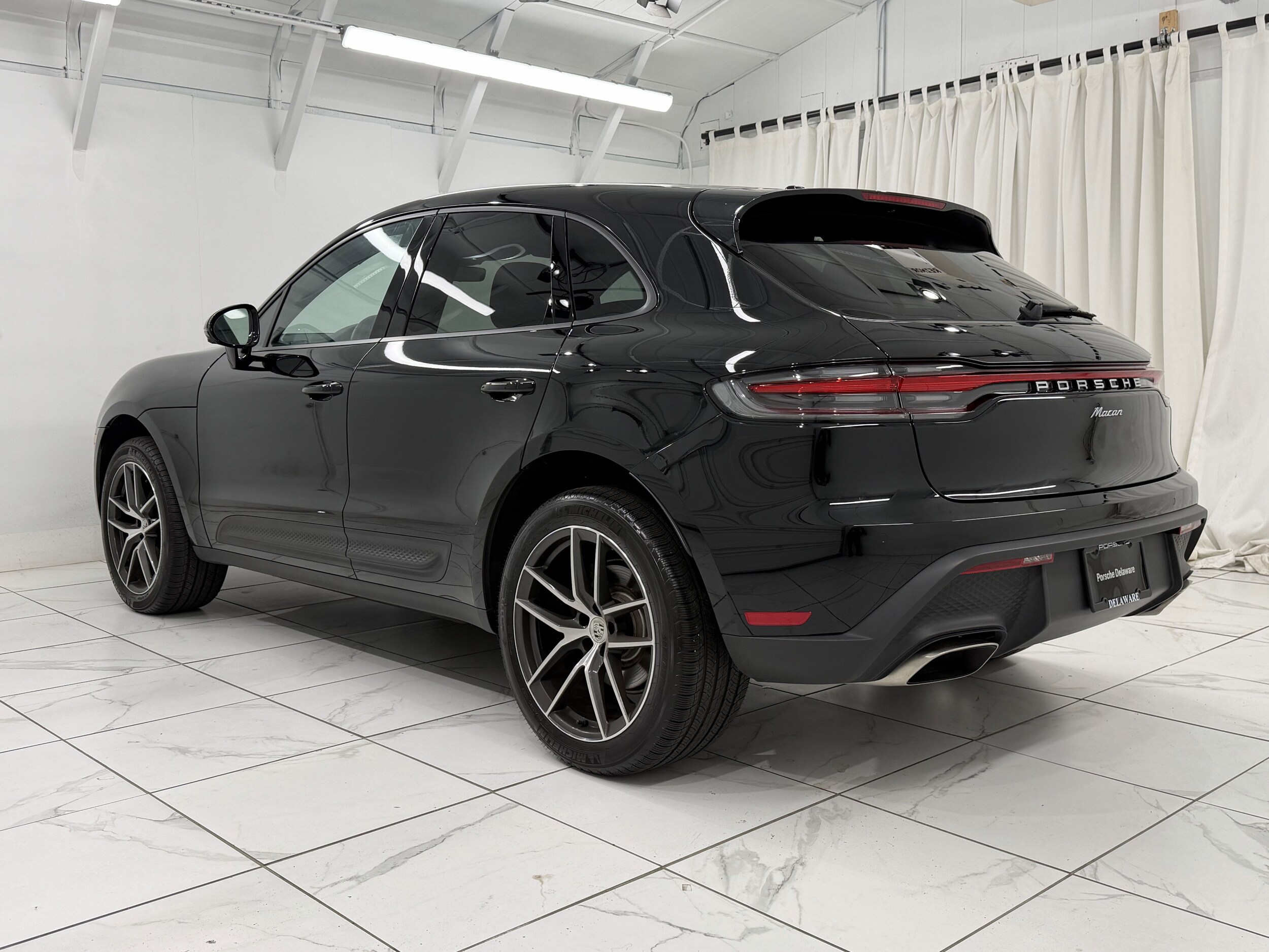 2025 Porsche Macan Base photo 3