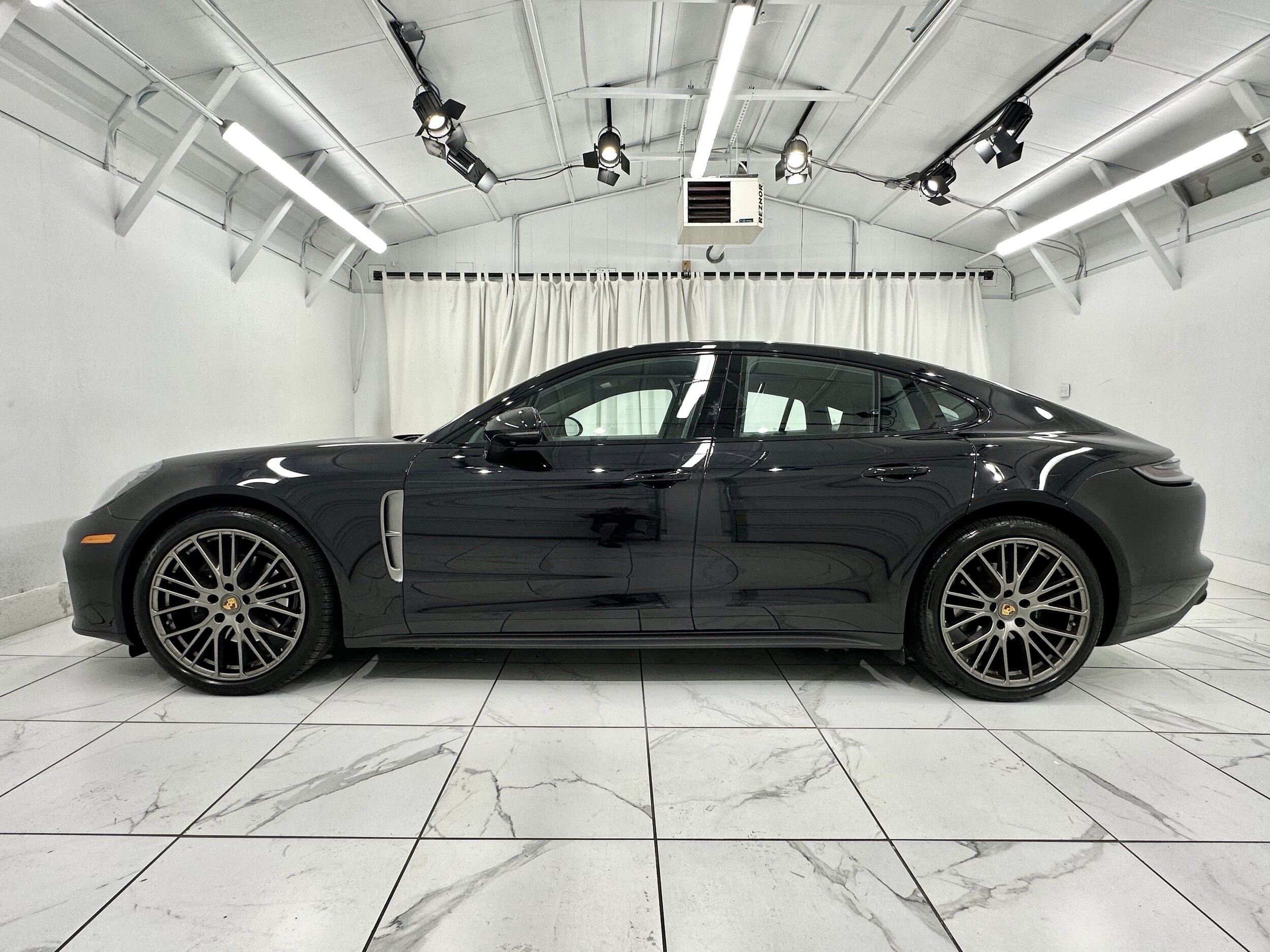 2022 Porsche Panamera 4 Platinum photo 2