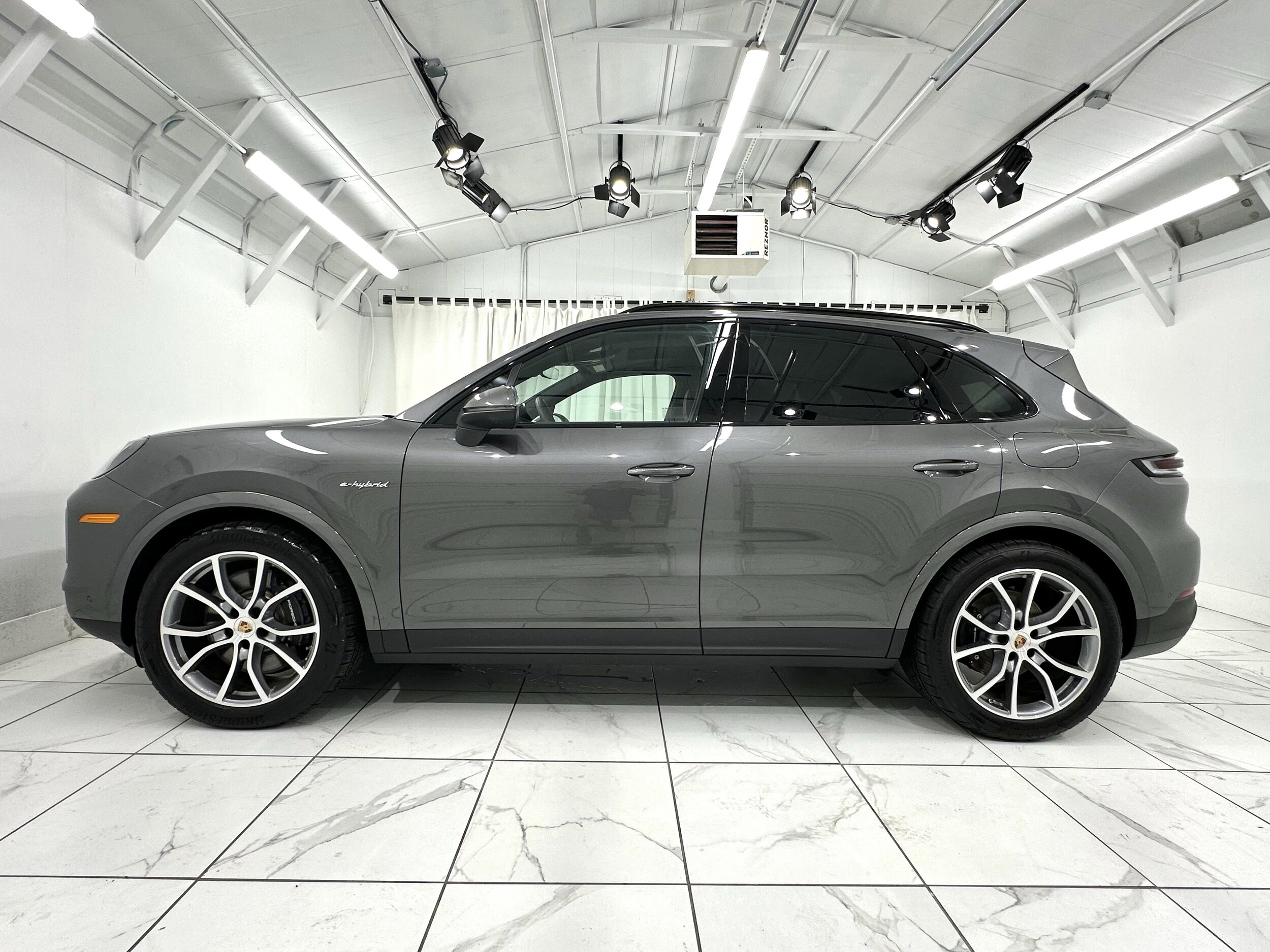 2025 Porsche Cayenne E-Hybrid photo 2