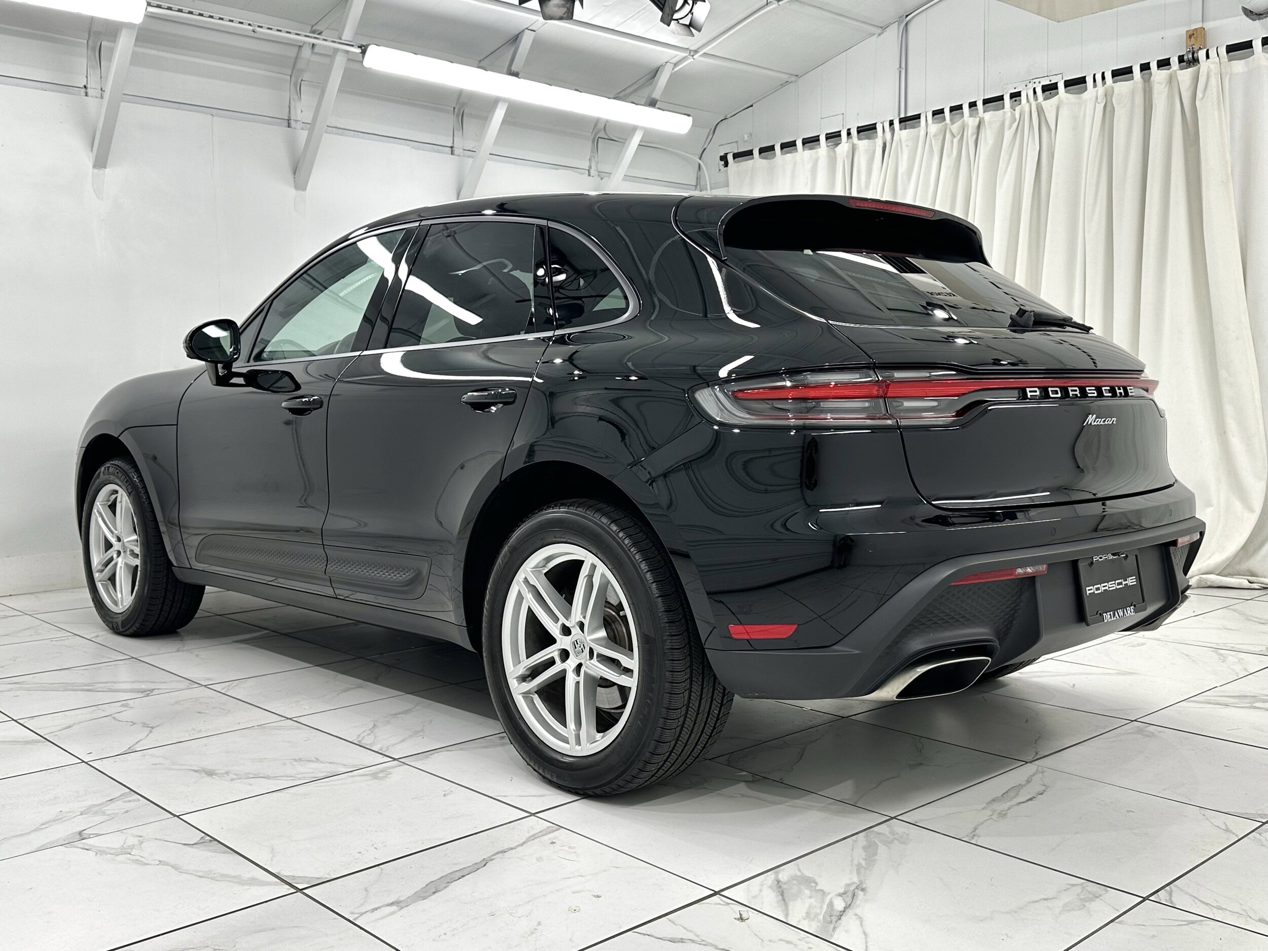 2025 Porsche Macan Base photo 3