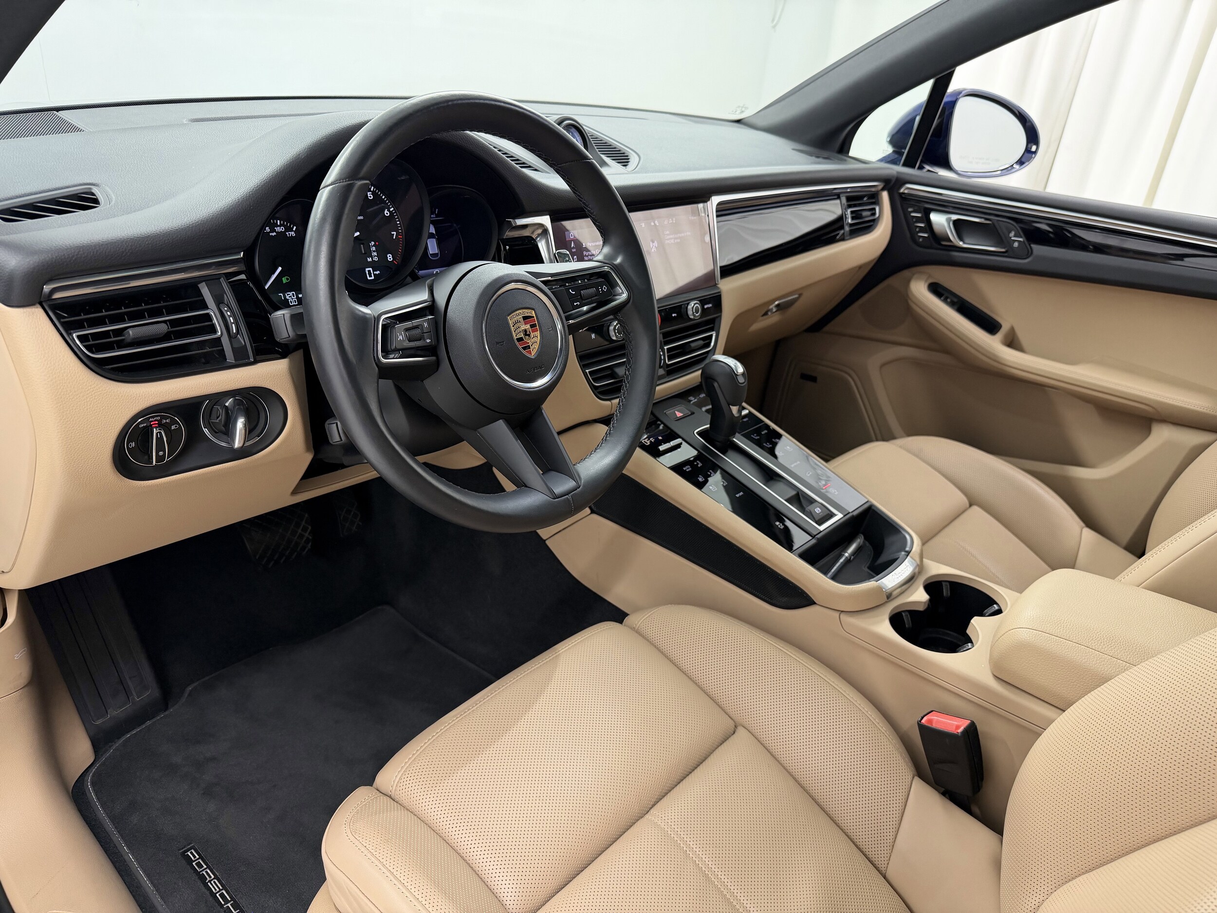 2025 Porsche Macan Base photo 4