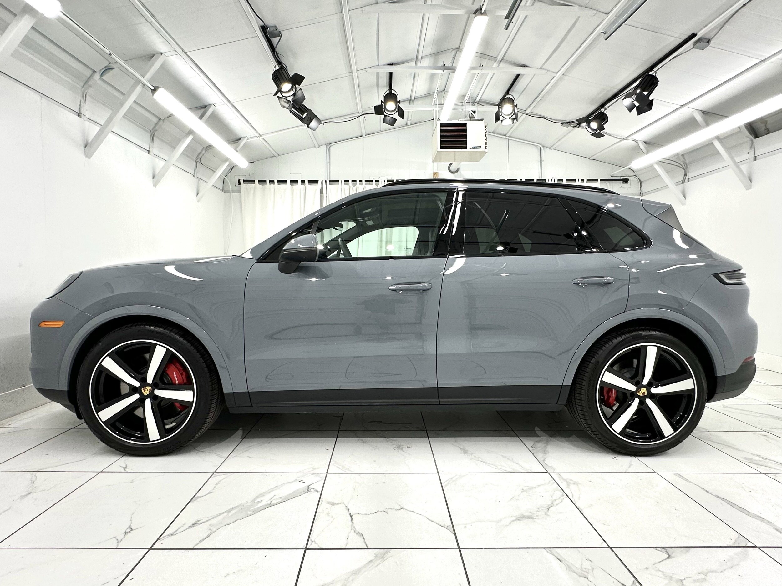 2024 Porsche Cayenne S photo 2