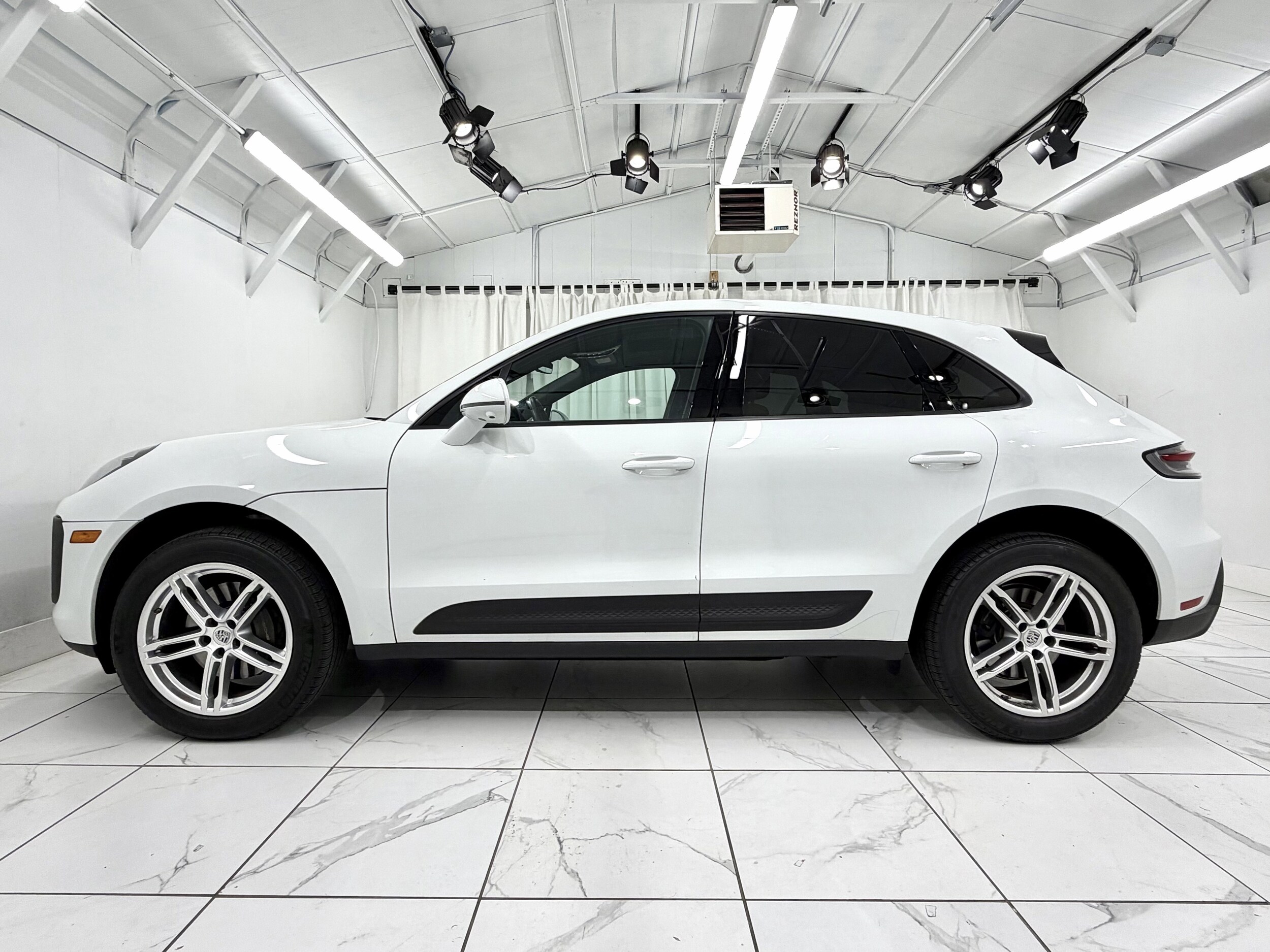 2025 Porsche Macan Base photo 2