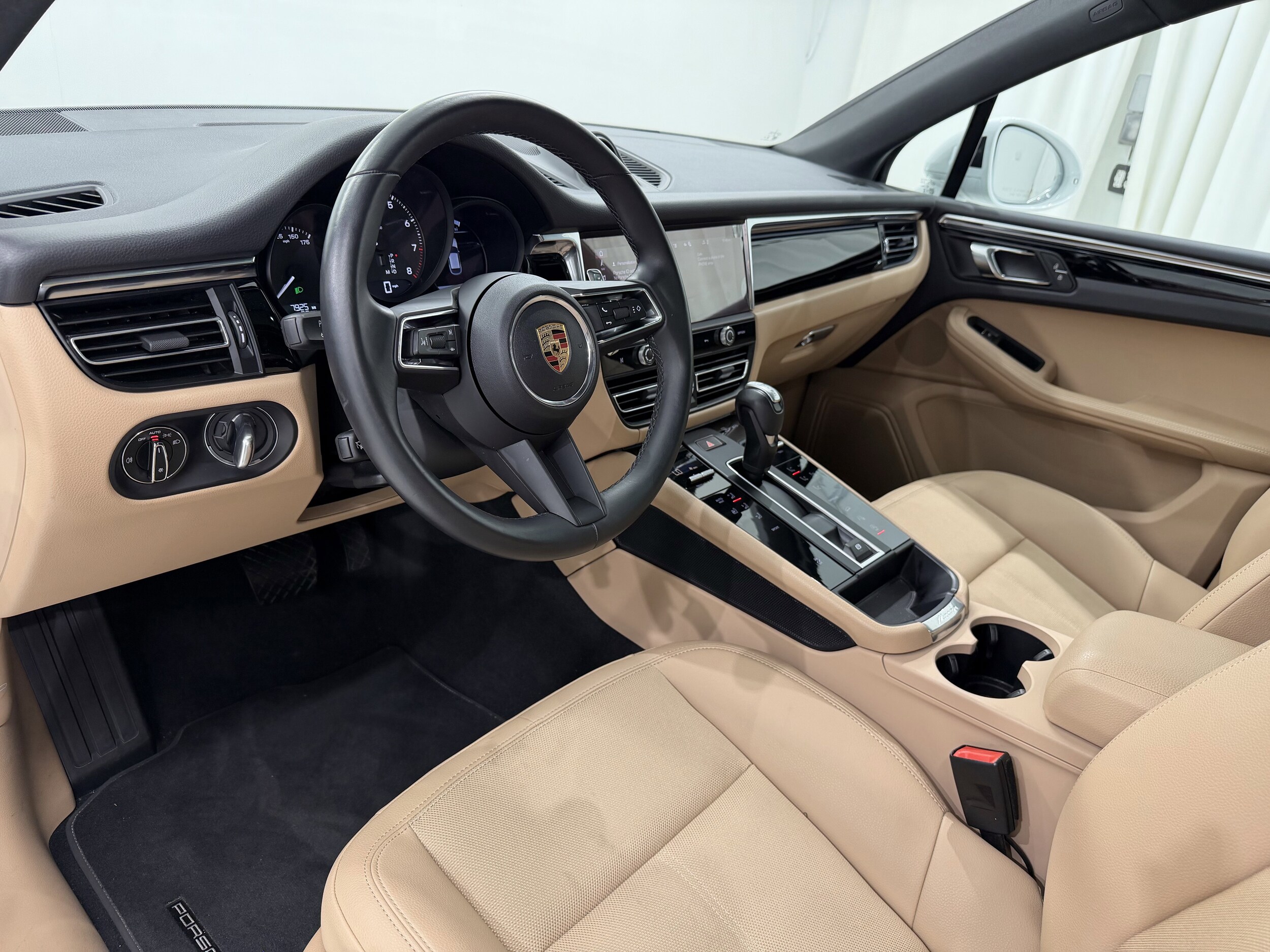2025 Porsche Macan Base photo 4