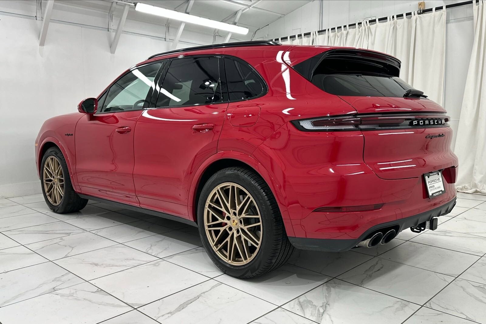 2024 Porsche Cayenne Turbo E-Hybrid photo 3
