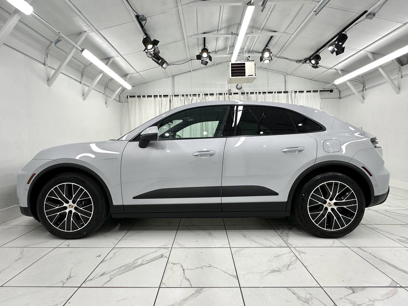 2025 Porsche Macan Electric photo 2