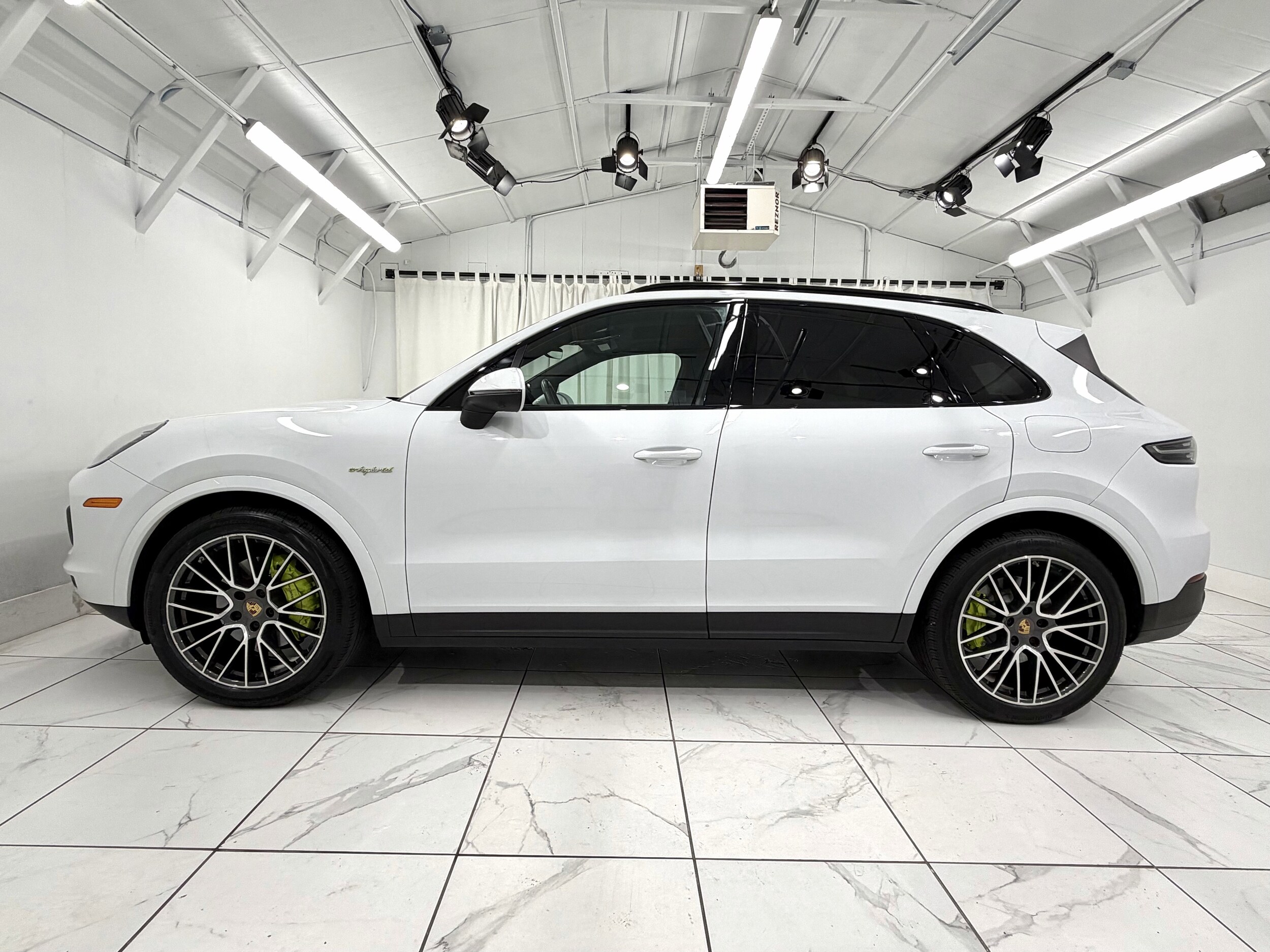 2022 Porsche Cayenne E-Hybrid photo 2