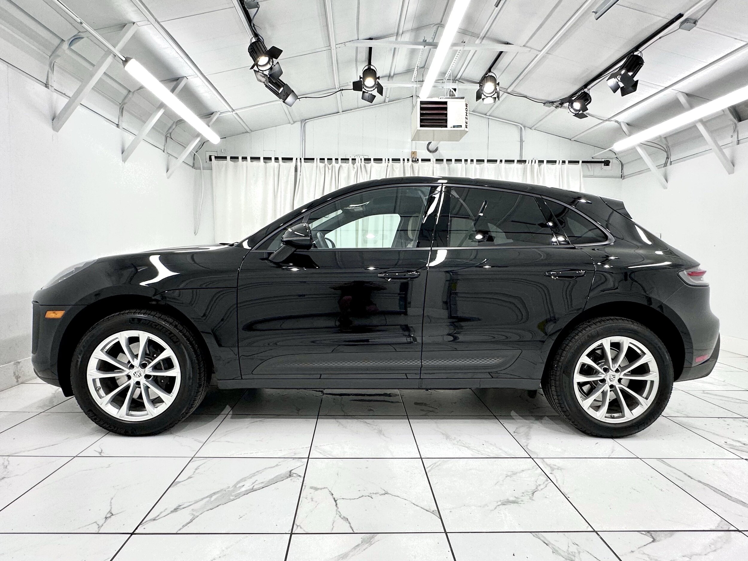 2024 Porsche Macan Base photo 2