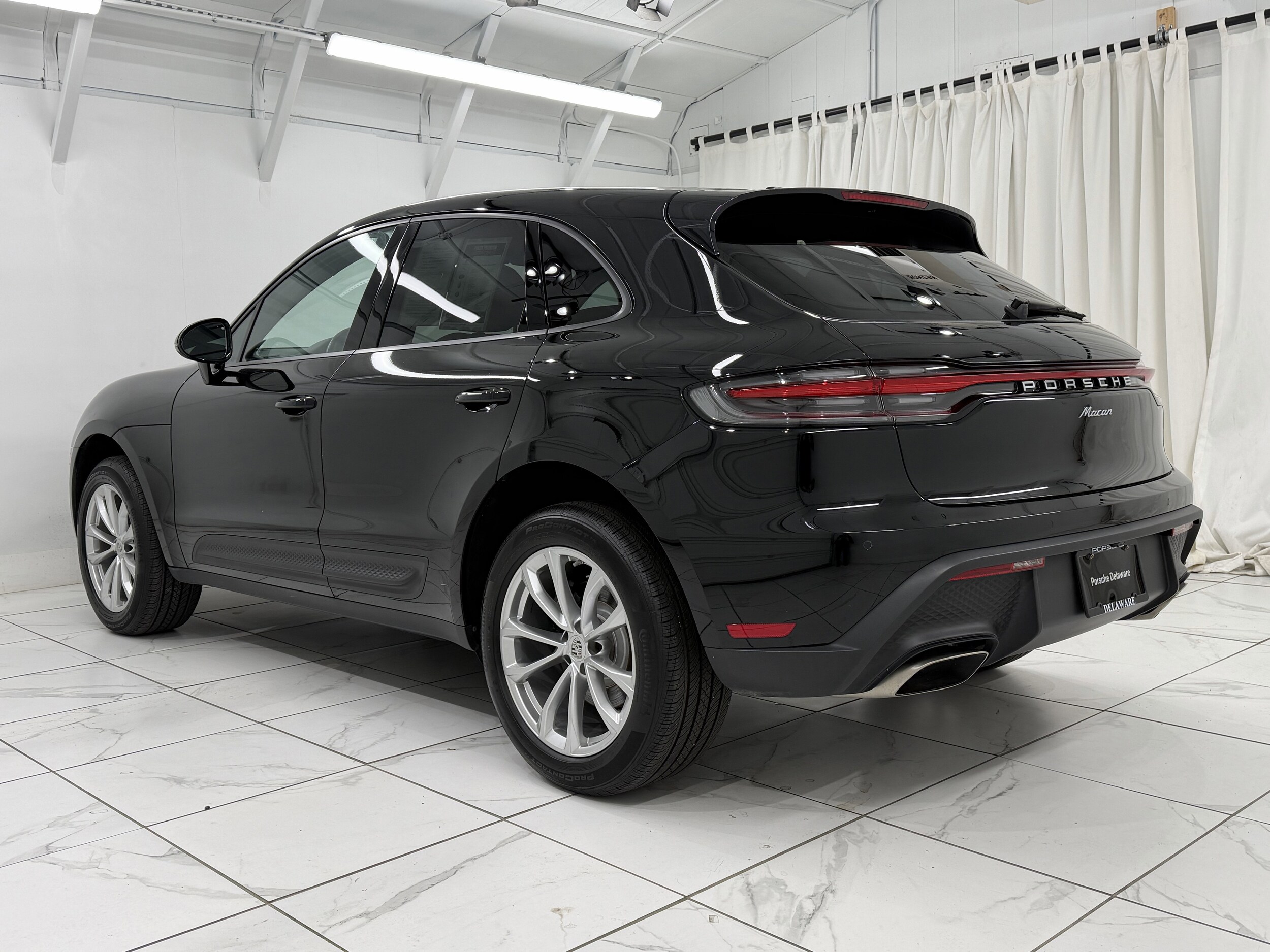 2023 Porsche Macan Base photo 3