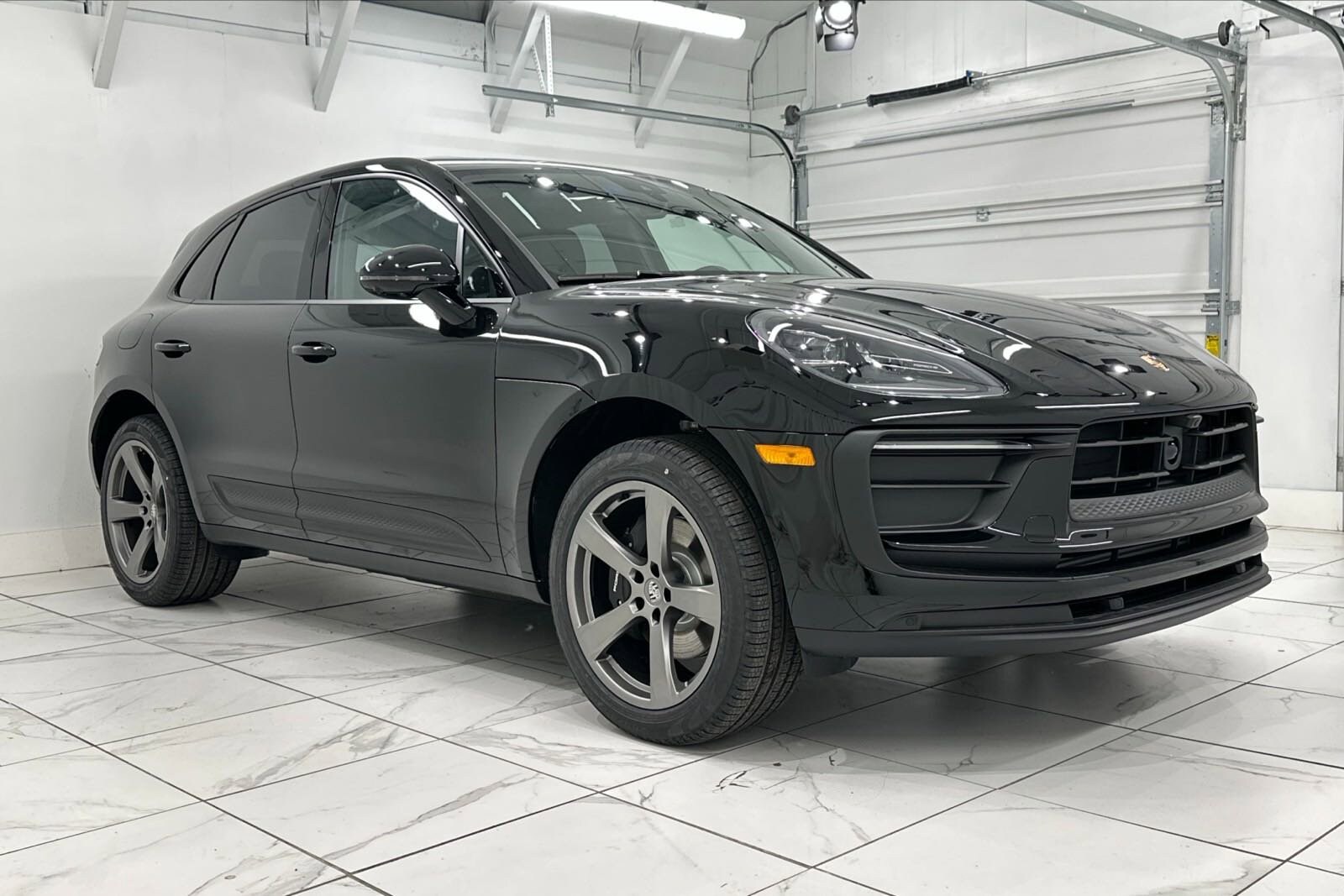 2025 Porsche Macan Base photo 4