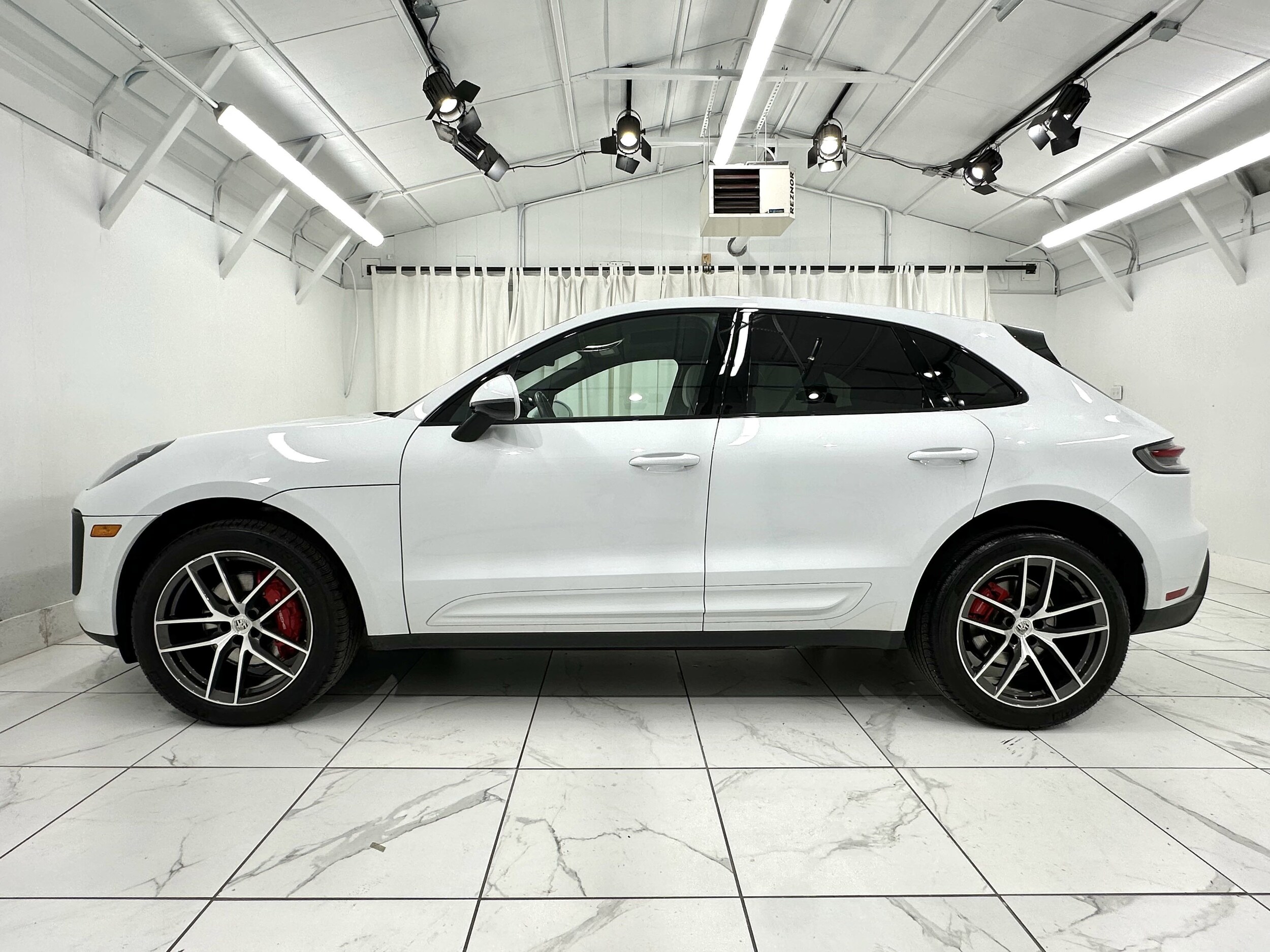 2022 Porsche Macan S photo 2