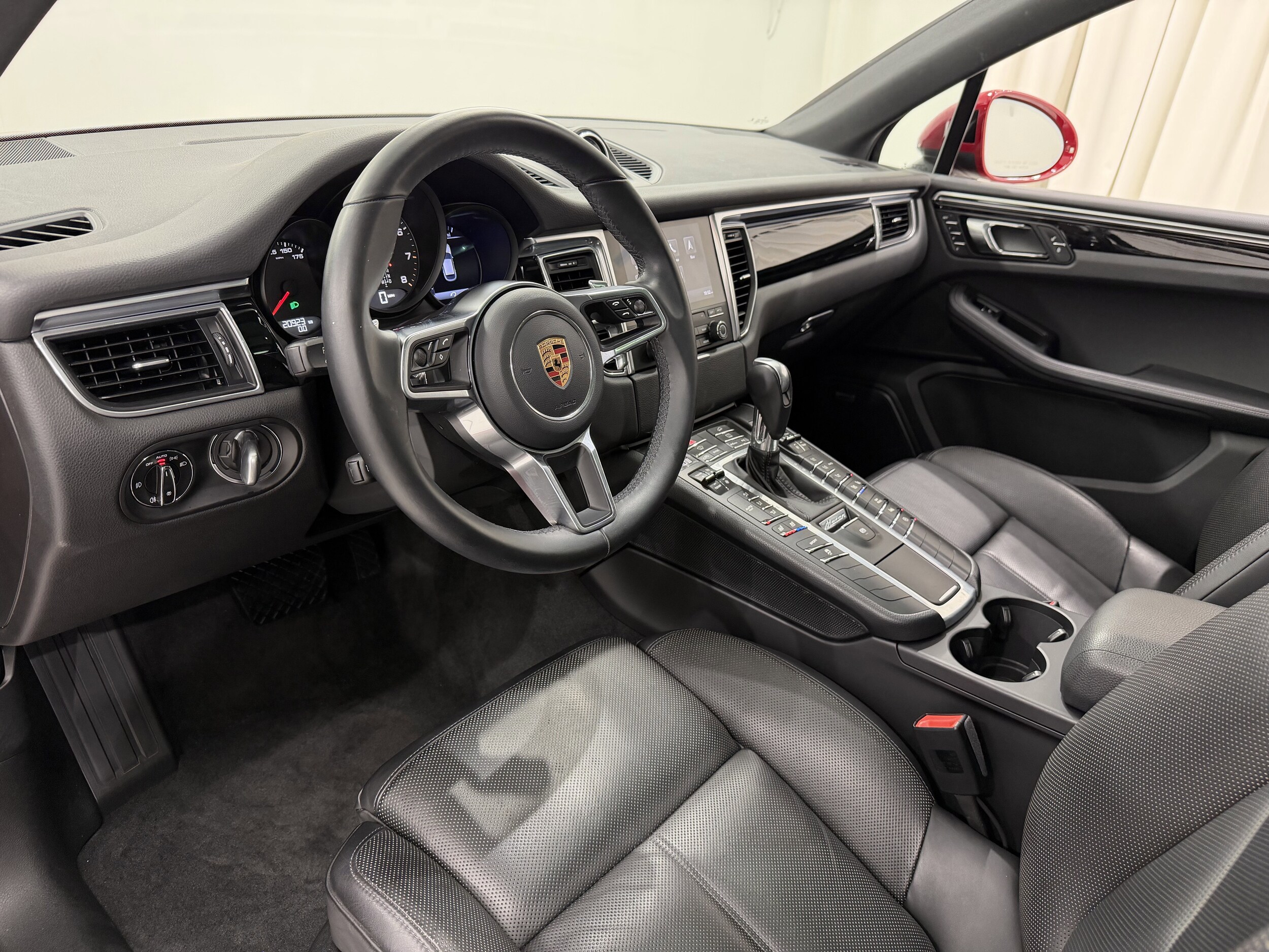 2017 Porsche Macan photo 4