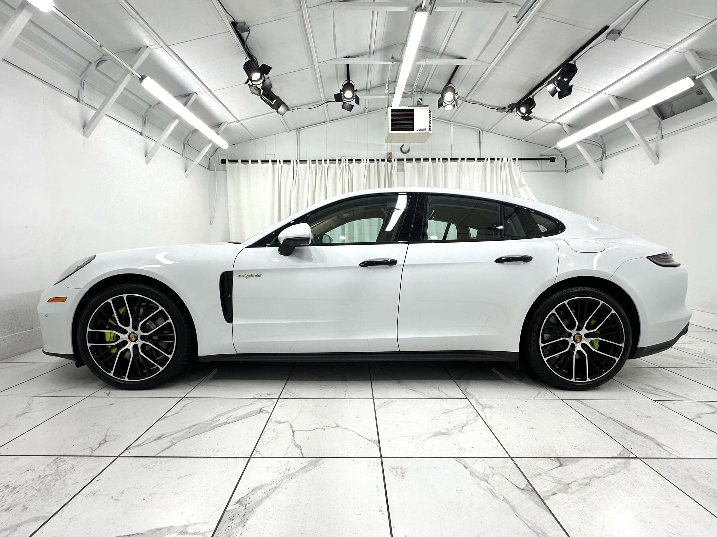 2023 Porsche Panamera 4 E-Hybrid Platinum photo 2
