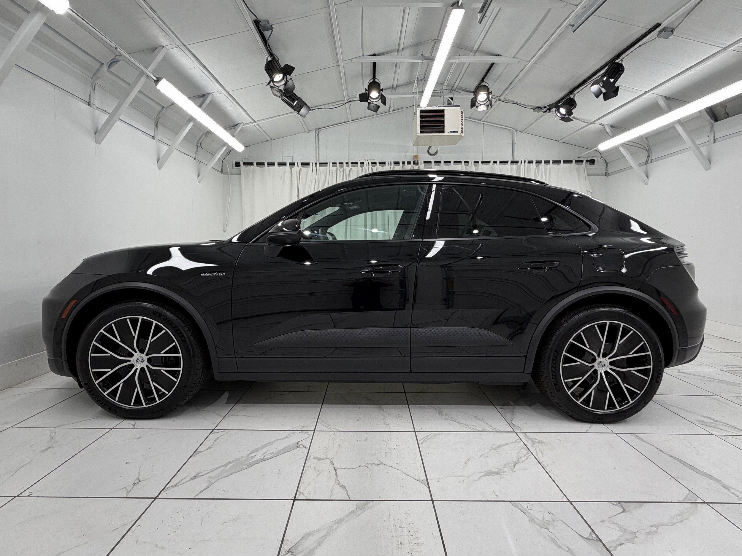 2025 Porsche Macan Electric photo 2