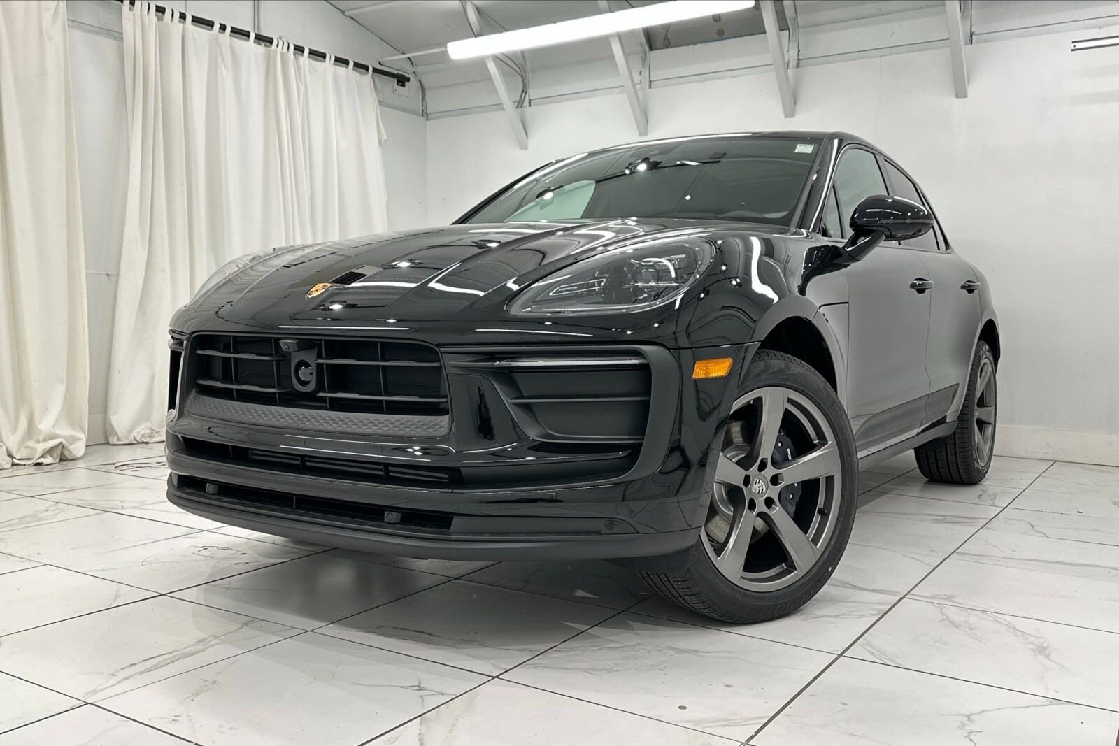 2025 Porsche Macan Base photo 2