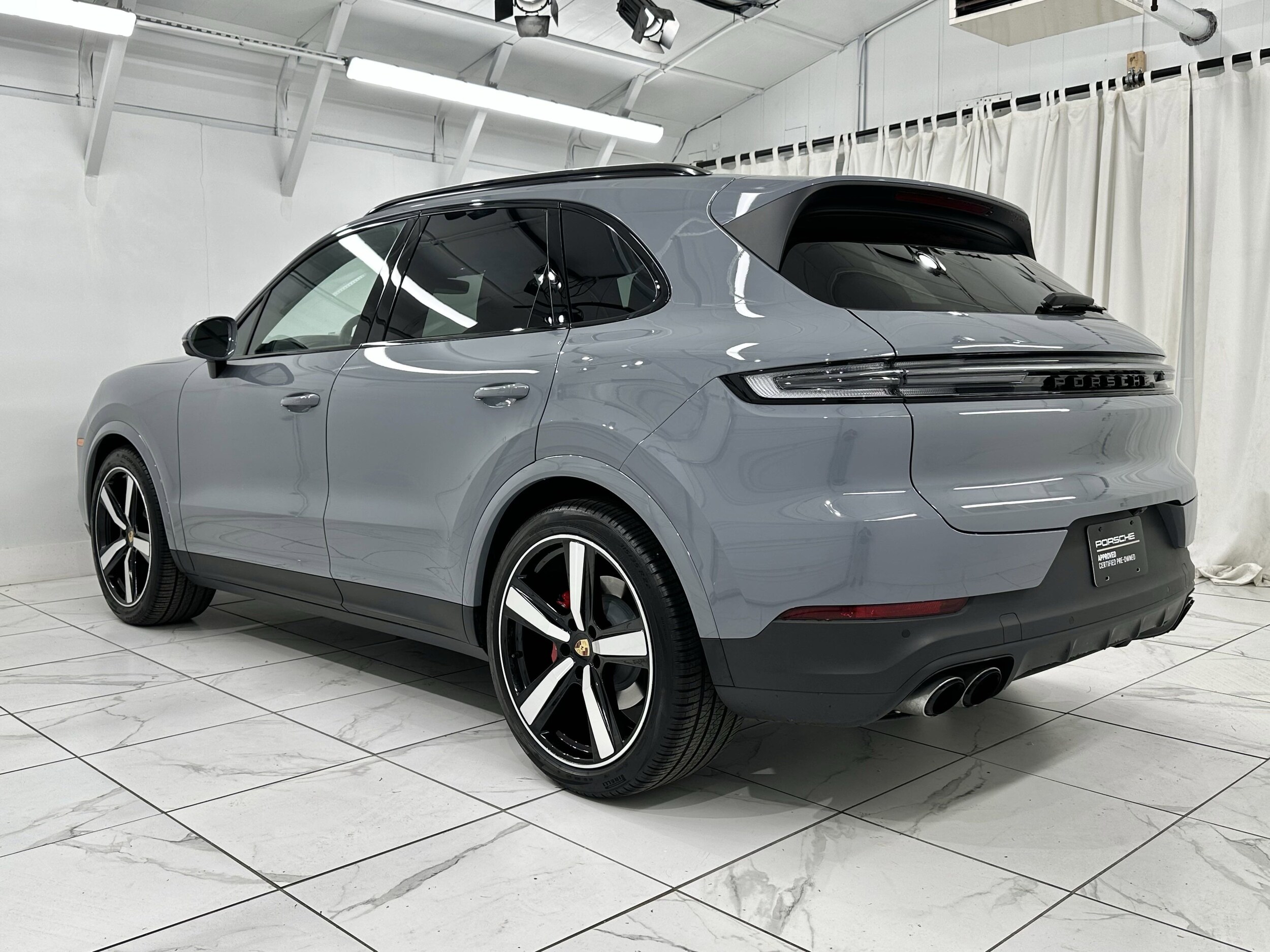 2024 Porsche Cayenne S photo 3